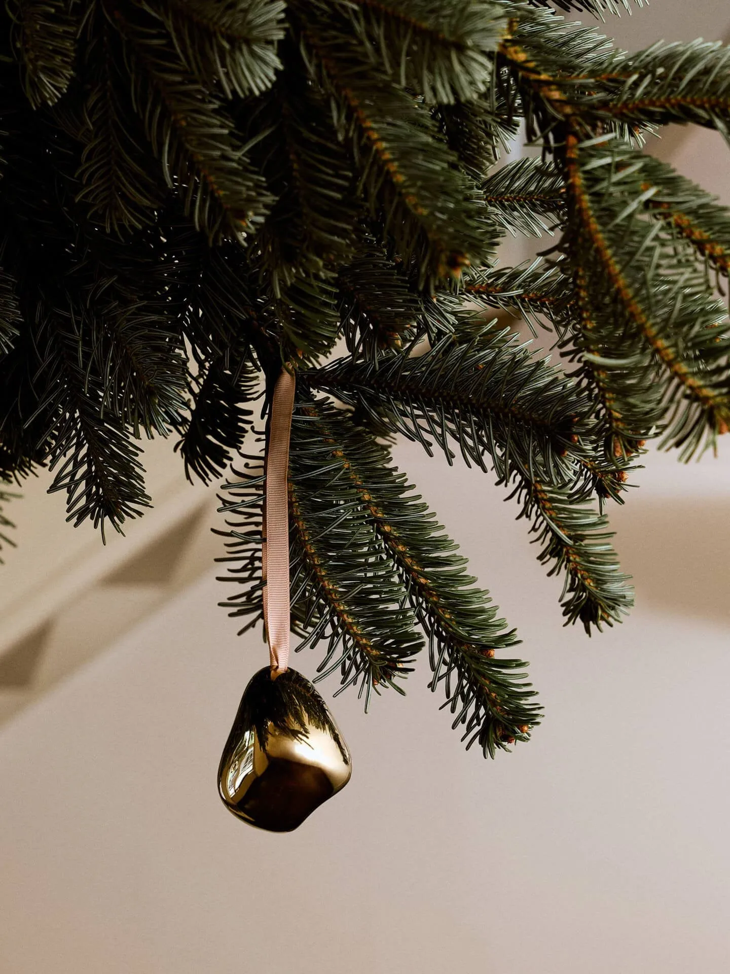 Adorno navideño Bellure 7 cm 2 piezas, Acabado latón Ferm Living