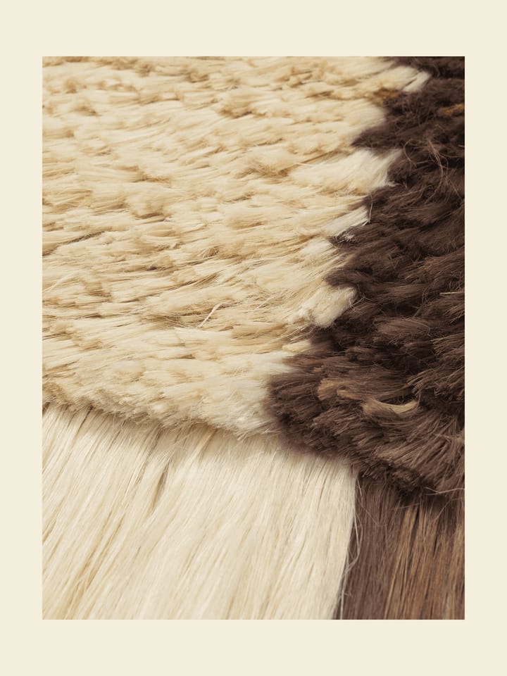 Alfombra de pared Edge Wall Rug 50x110 cm - Blanco roto - Café - ferm LIVING