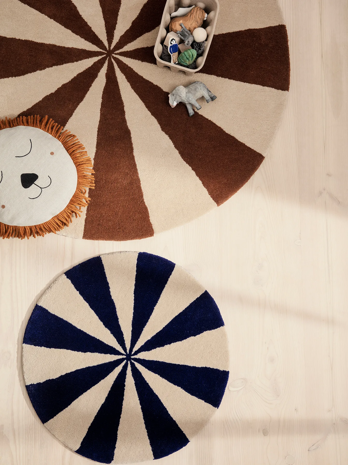 Alfombra tejida a mano Arch Ø70 cm, Bright blue-Off white Ferm Living