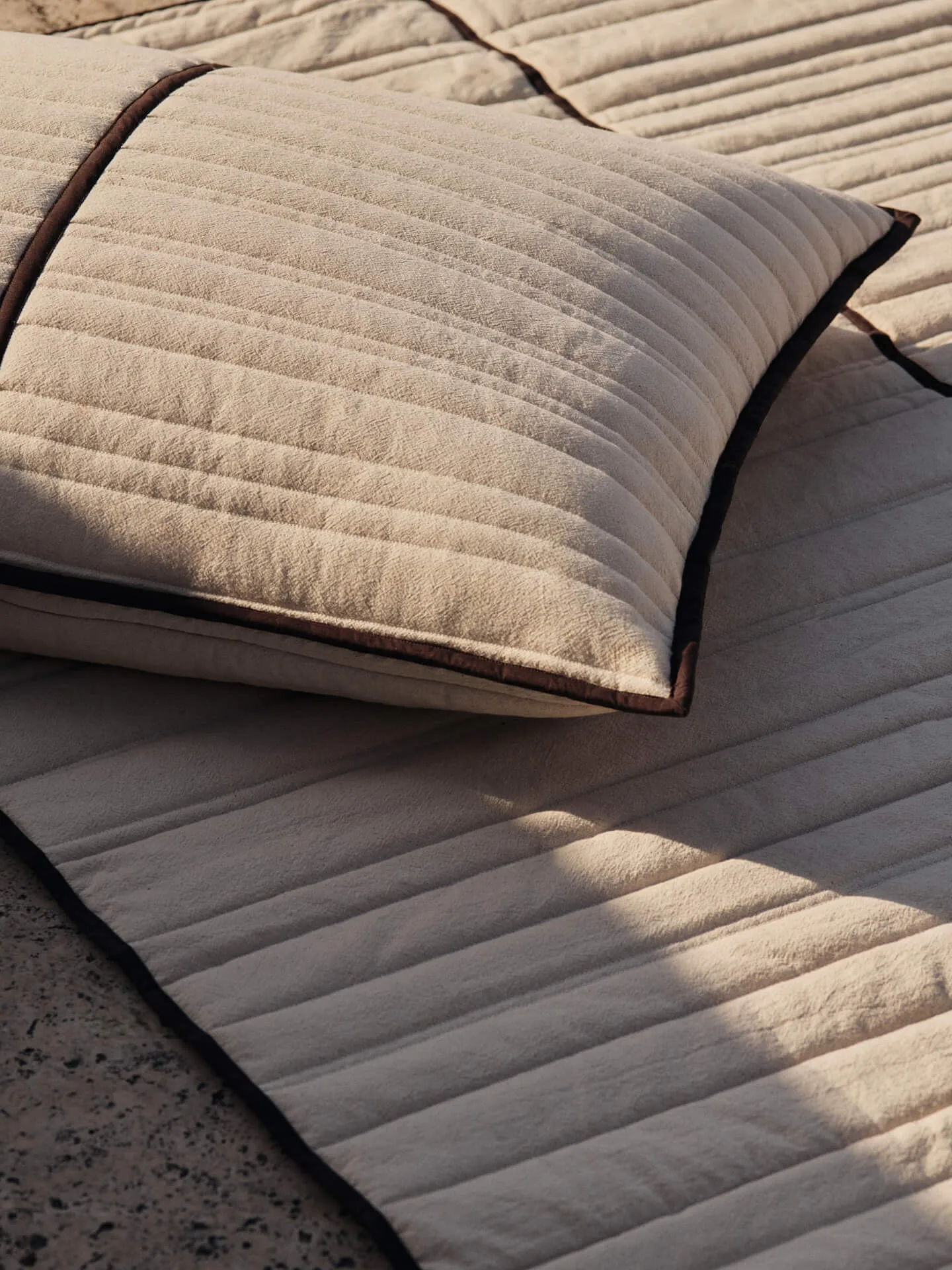 Almohada acolchada Vari  60x80 cm, Natural-dark chocolate Ferm Living