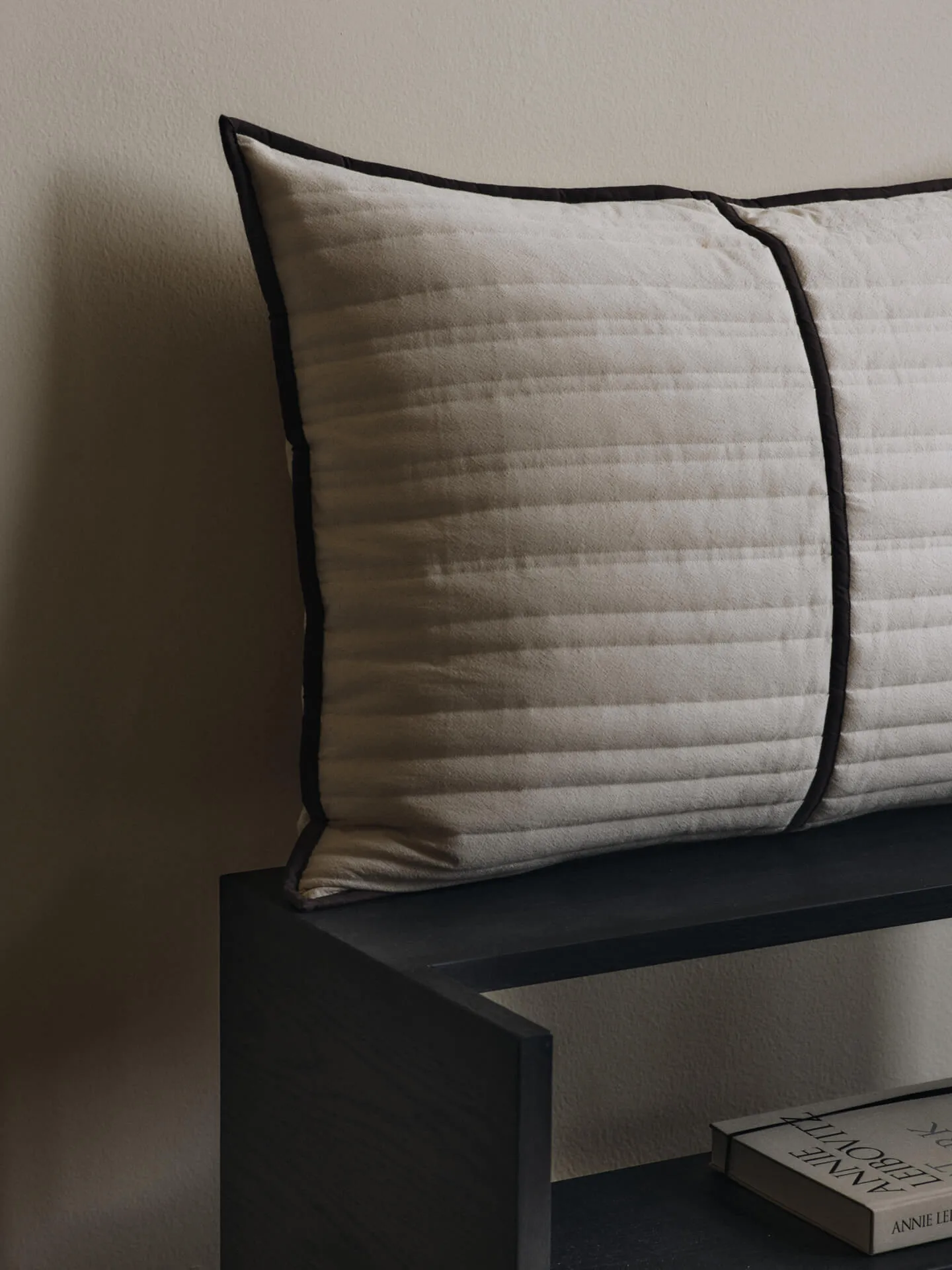 Almohada acolchada Vari  60x80 cm, Natural-dark chocolate Ferm Living