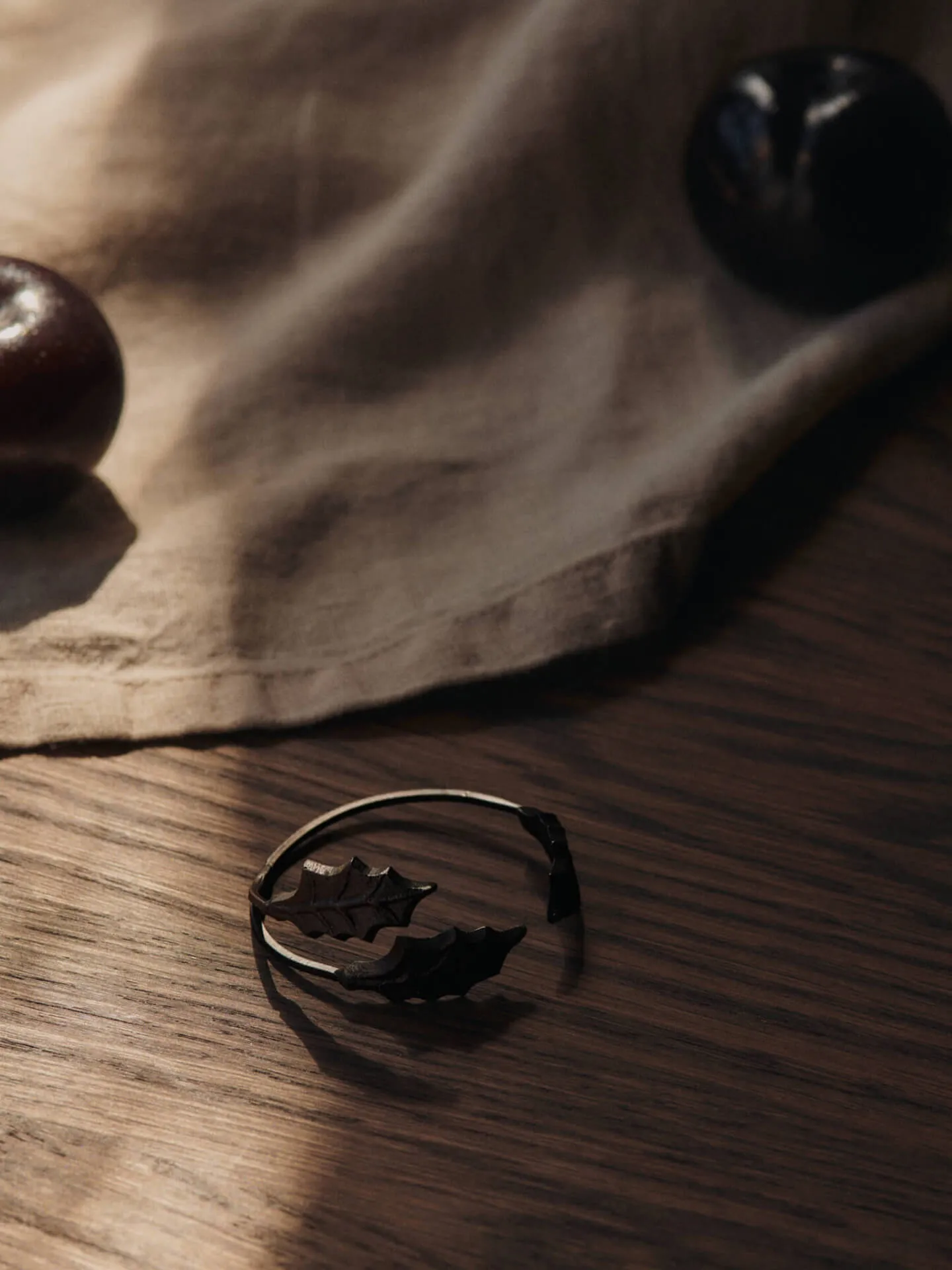 Anilla para servilletas Holly leaf Ø5,3 cm, 4-pack, Black Brass Ferm Living