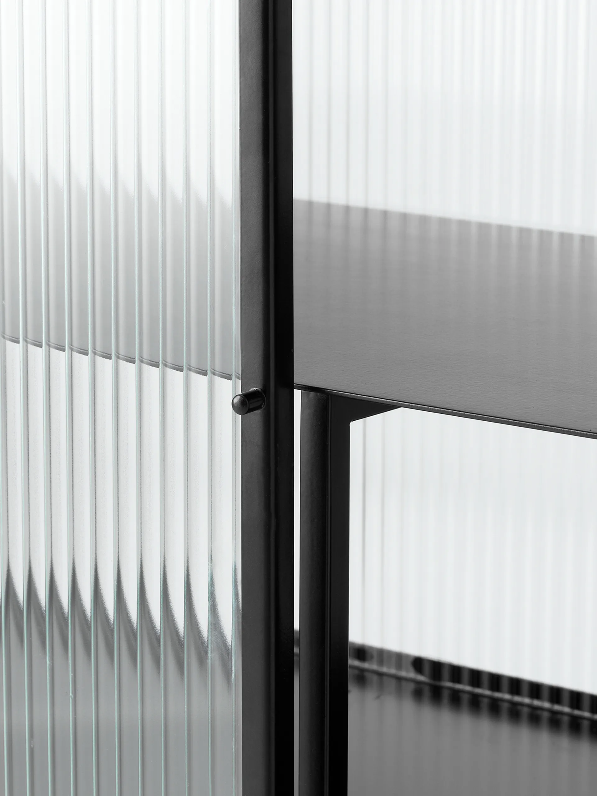 Aparador Haze, Black-vidrio ondulado Ferm Living