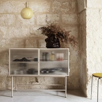 Aparador Haze - Cashmere, vidrio ondulado - Ferm Living