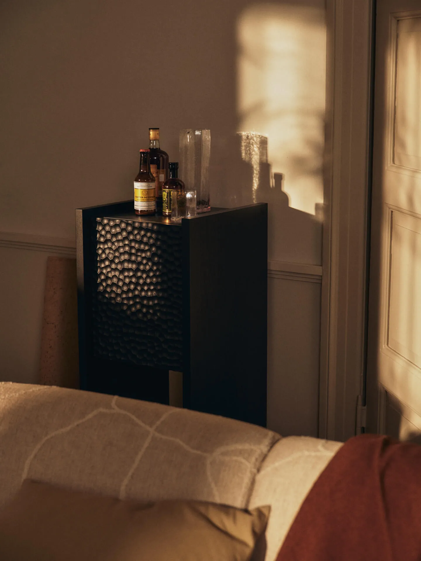 Armario Scarni, Fresno teñido oscuro, 38×40×100 cm Ferm Living