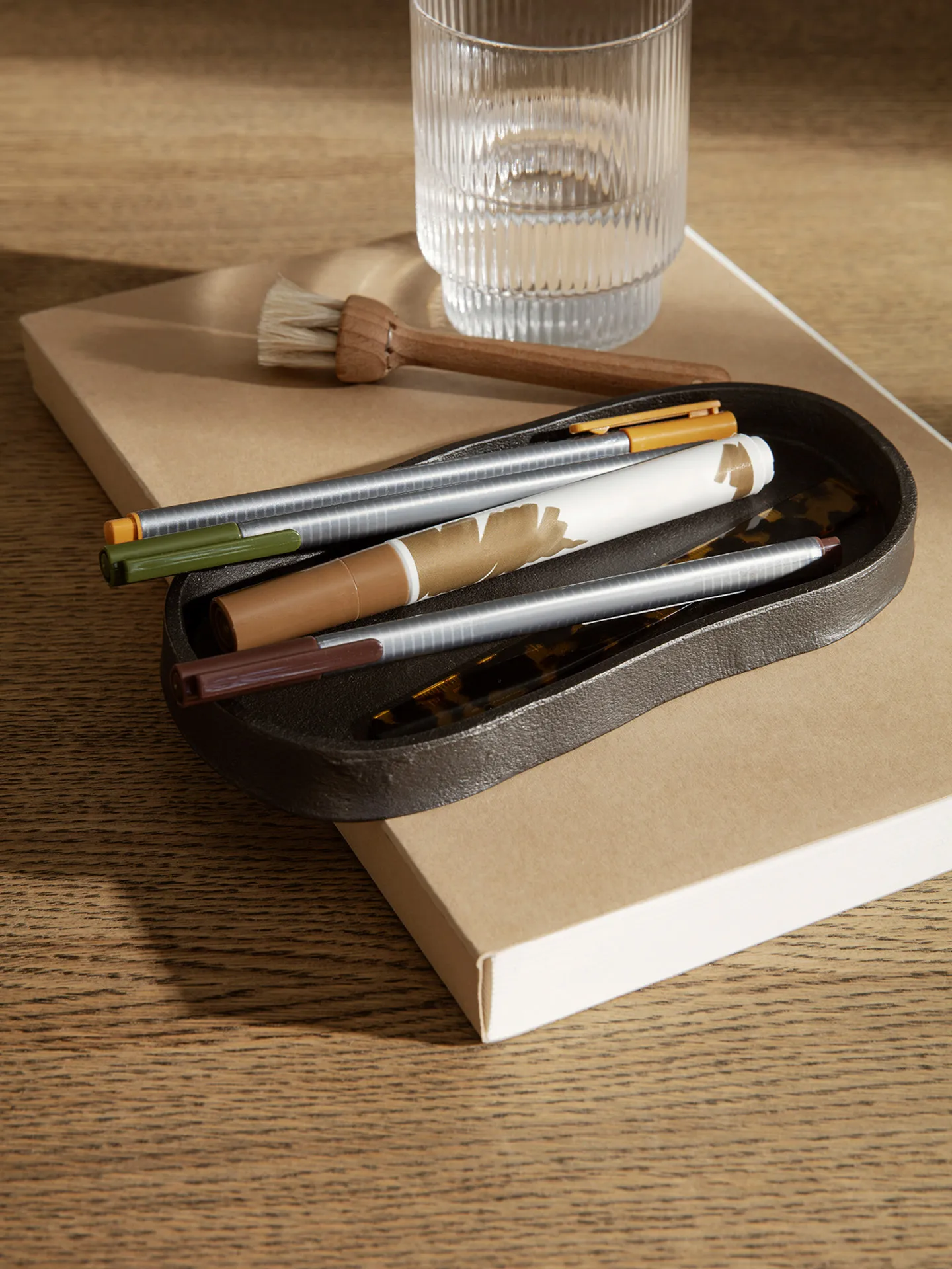 Bandeja ovalada Yama 9,5x19 cm, Aluminio ennegrecido Ferm Living