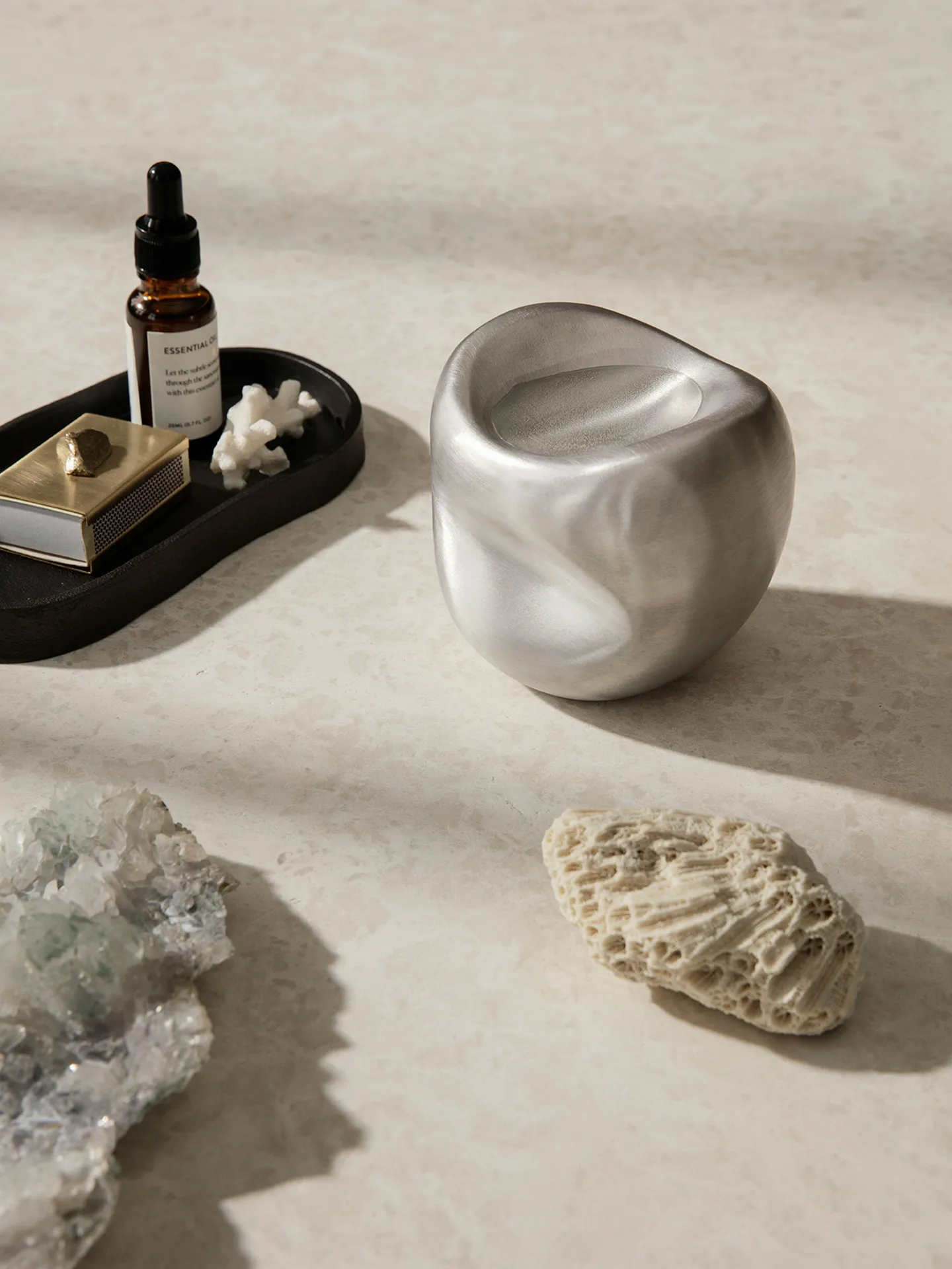 Bandeja ovalada Yama 9,5x19 cm, Aluminio ennegrecido Ferm Living