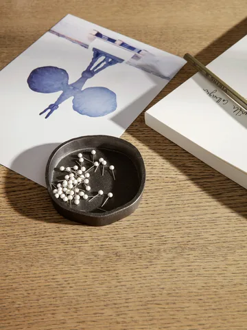 Bandeja redonda Yama 8,3x8,9 cm - Aluminio ennegrecido - Ferm Living