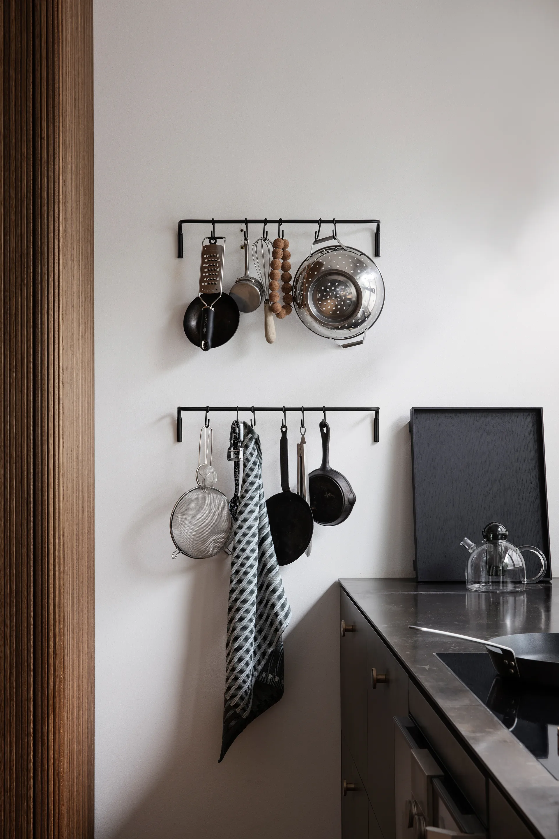 Barra de cocina con 6 ganchos, latón negro Ferm Living