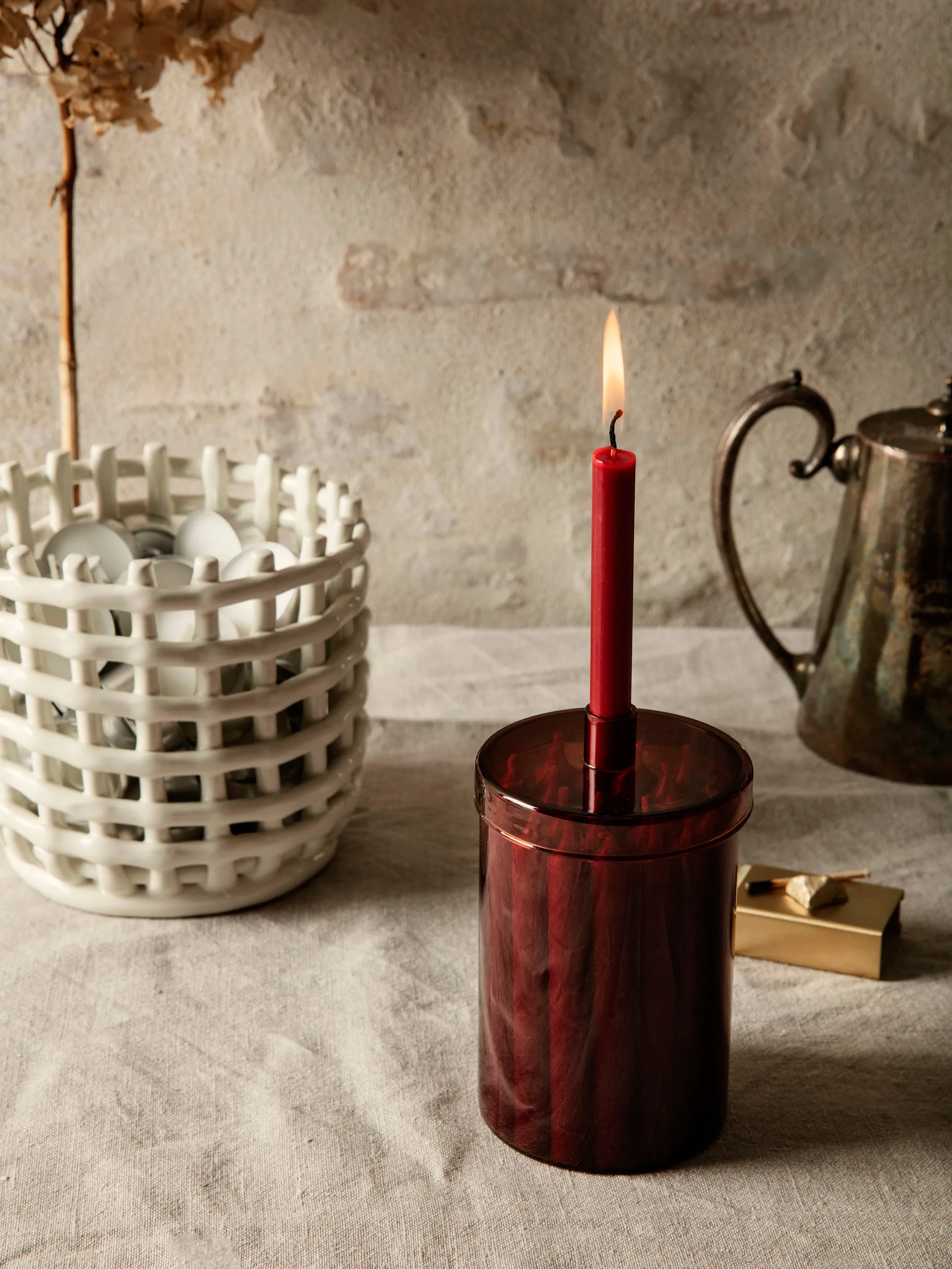 Bote de cristal con 24 velas Countdown to Christmas, rojo oscuro Ferm Living