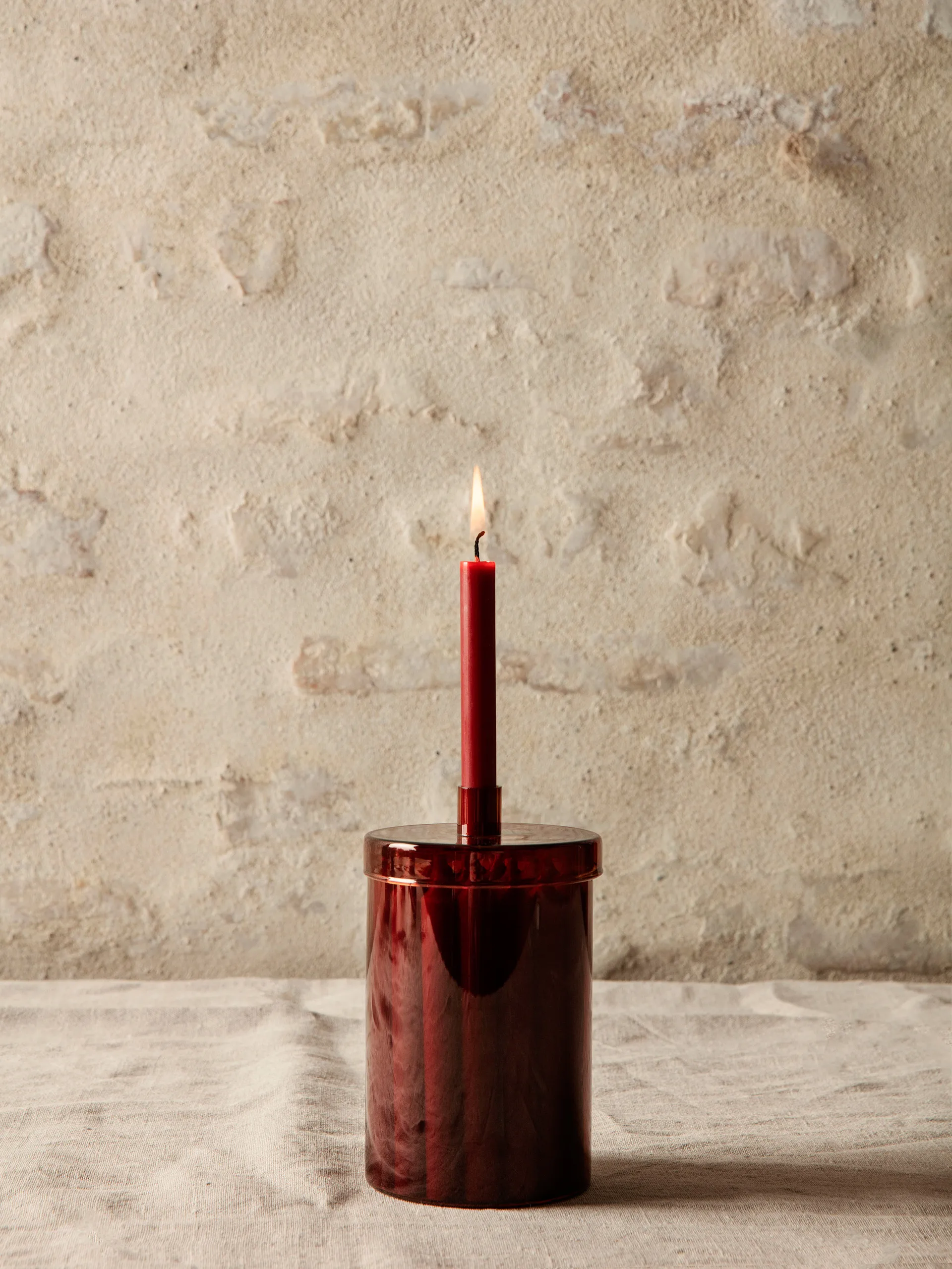 Bote de cristal con 24 velas Countdown to Christmas, rojo oscuro Ferm Living