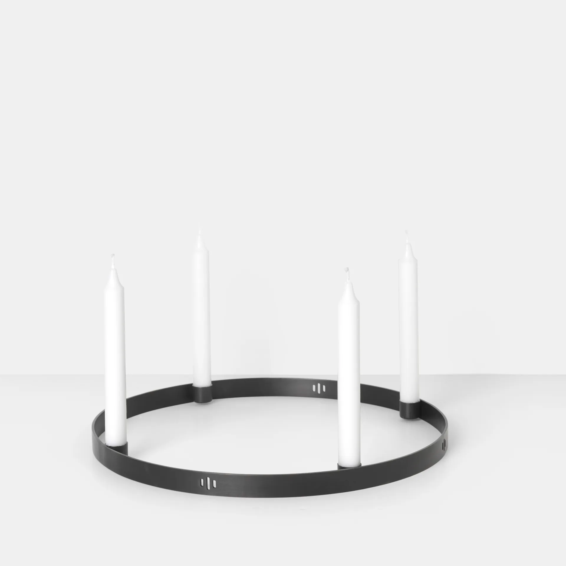 Candelabro Circle latón negro, grande Ferm Living