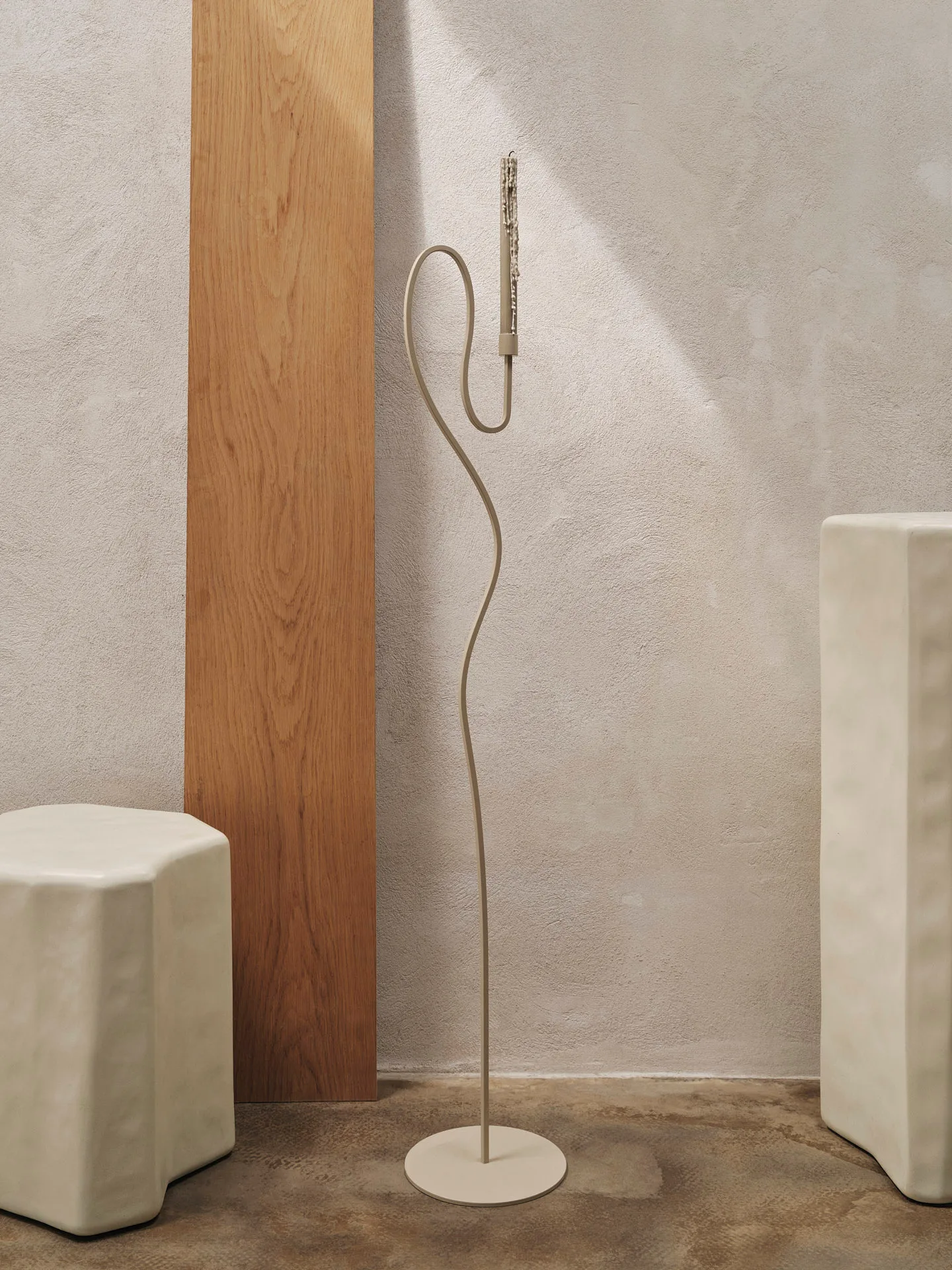 Candelabro de suelo Valse, Cashmere Ferm Living