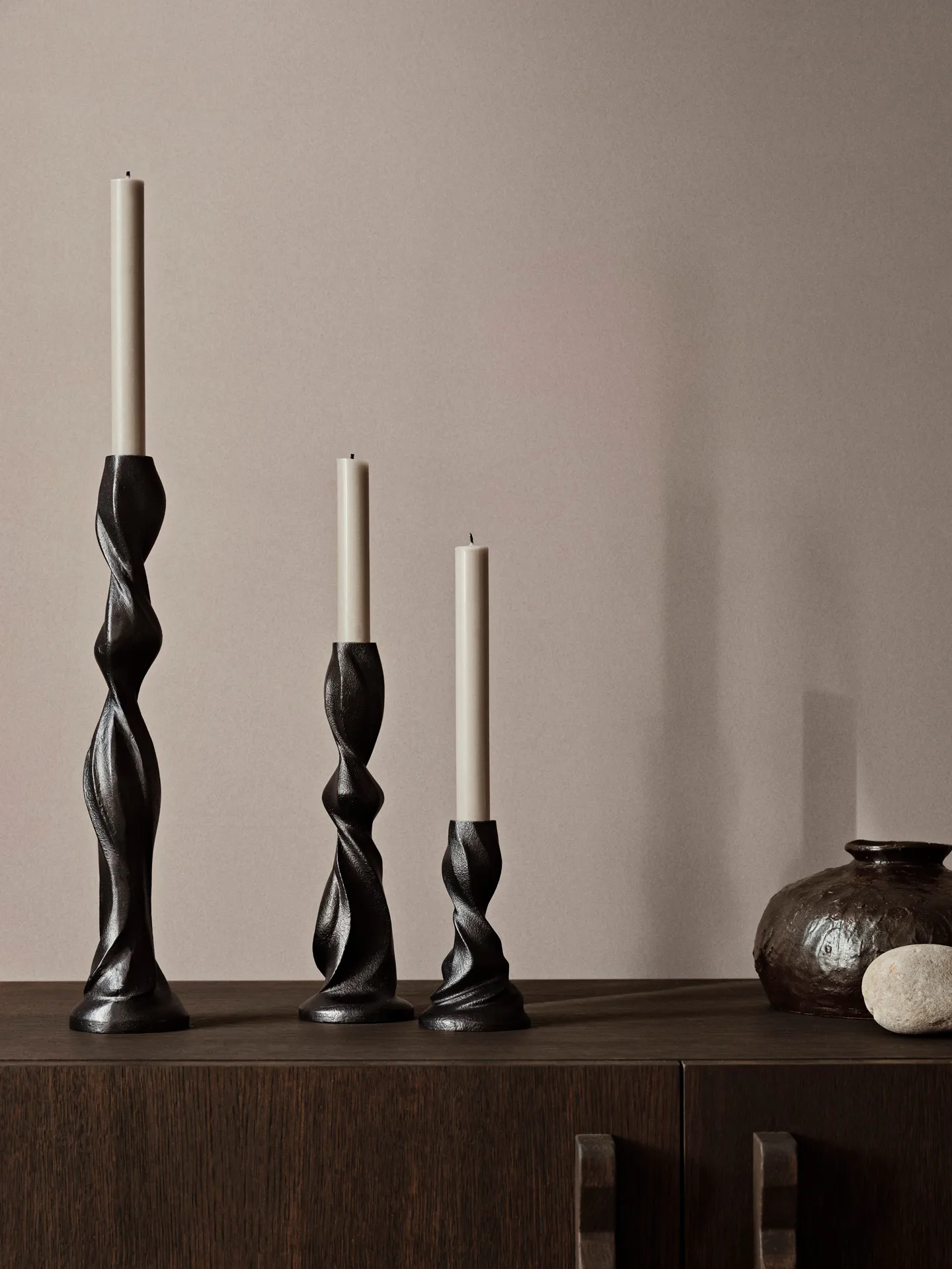 Candelabro Gale 38 cm, Blackened Aluminium Ferm Living