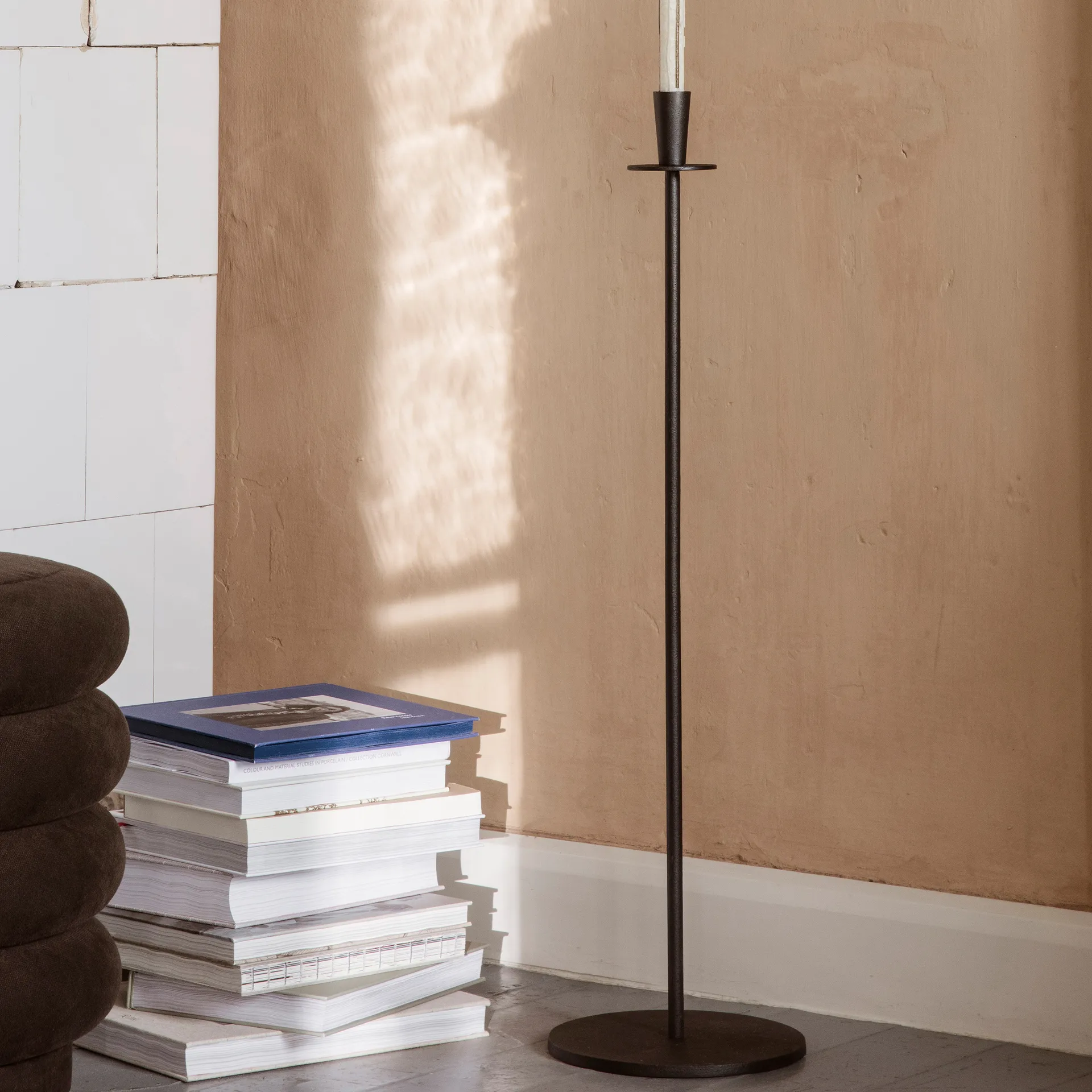 Candelabro Hoy tall 86 cm, negro Ferm Living