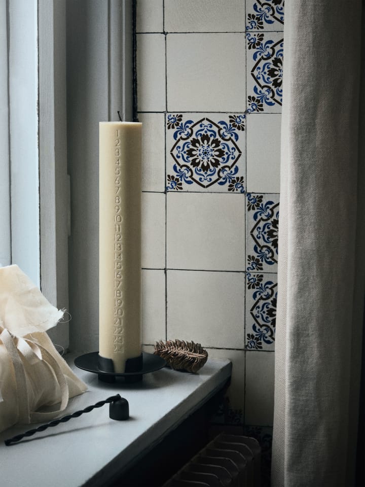 Candelabro para vela gruesa Block, Black brass Ferm Living