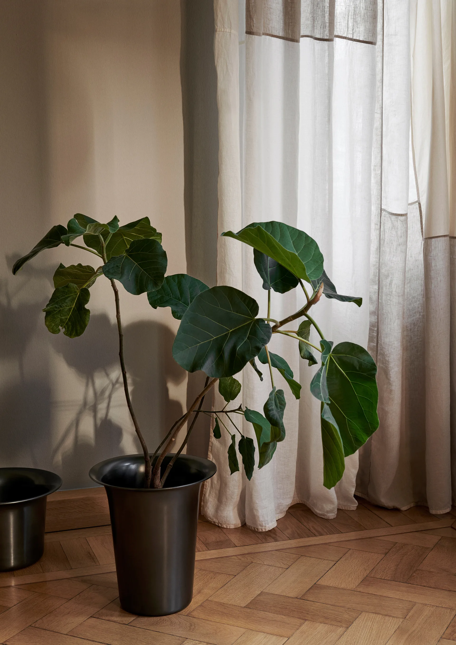 Cesta alta Spun Alu Ø35 cm, Blackened Aluminium Ferm Living