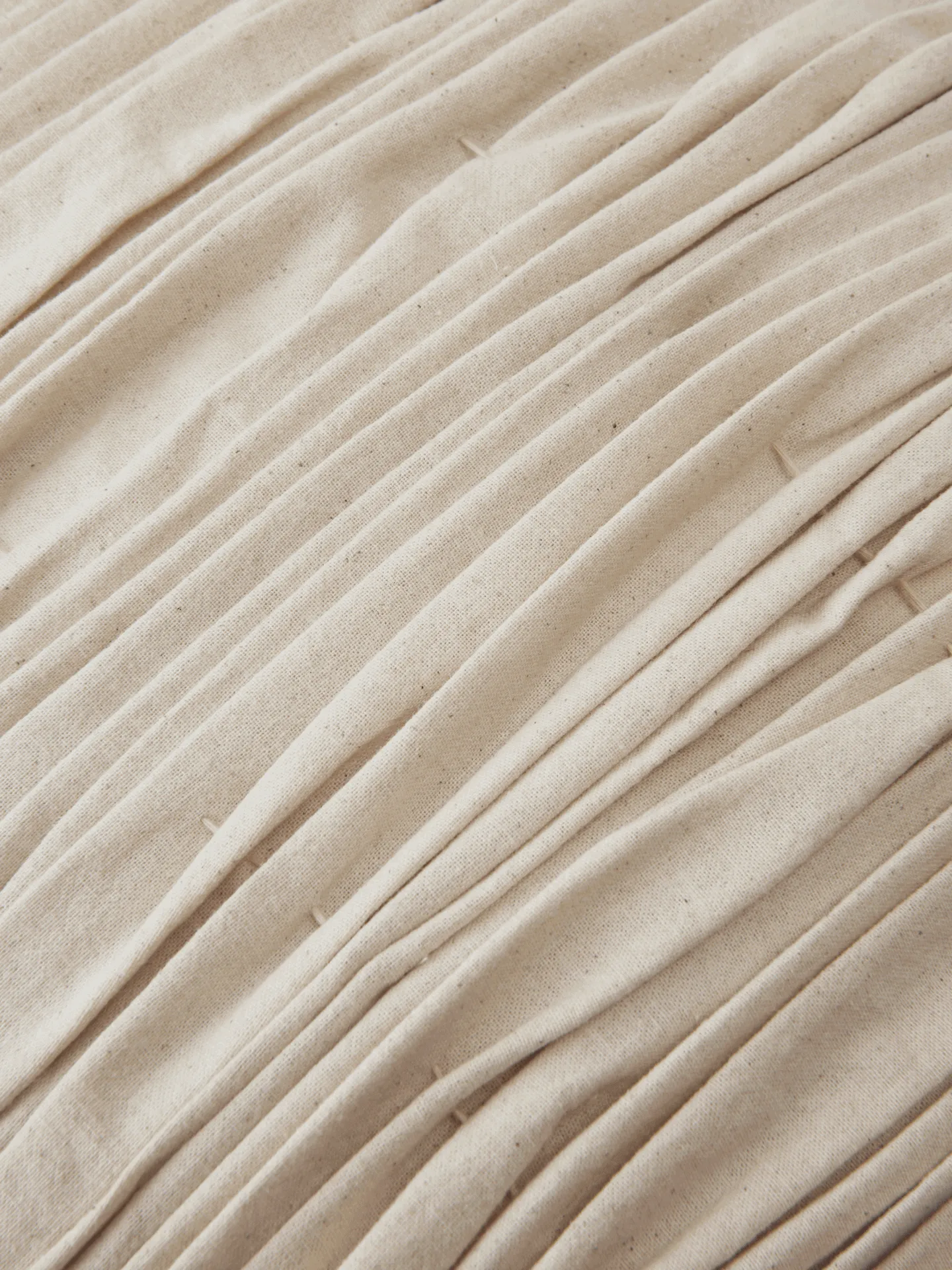 Cojín cilíndrico Falda smocked bolster, Undyed Ferm Living