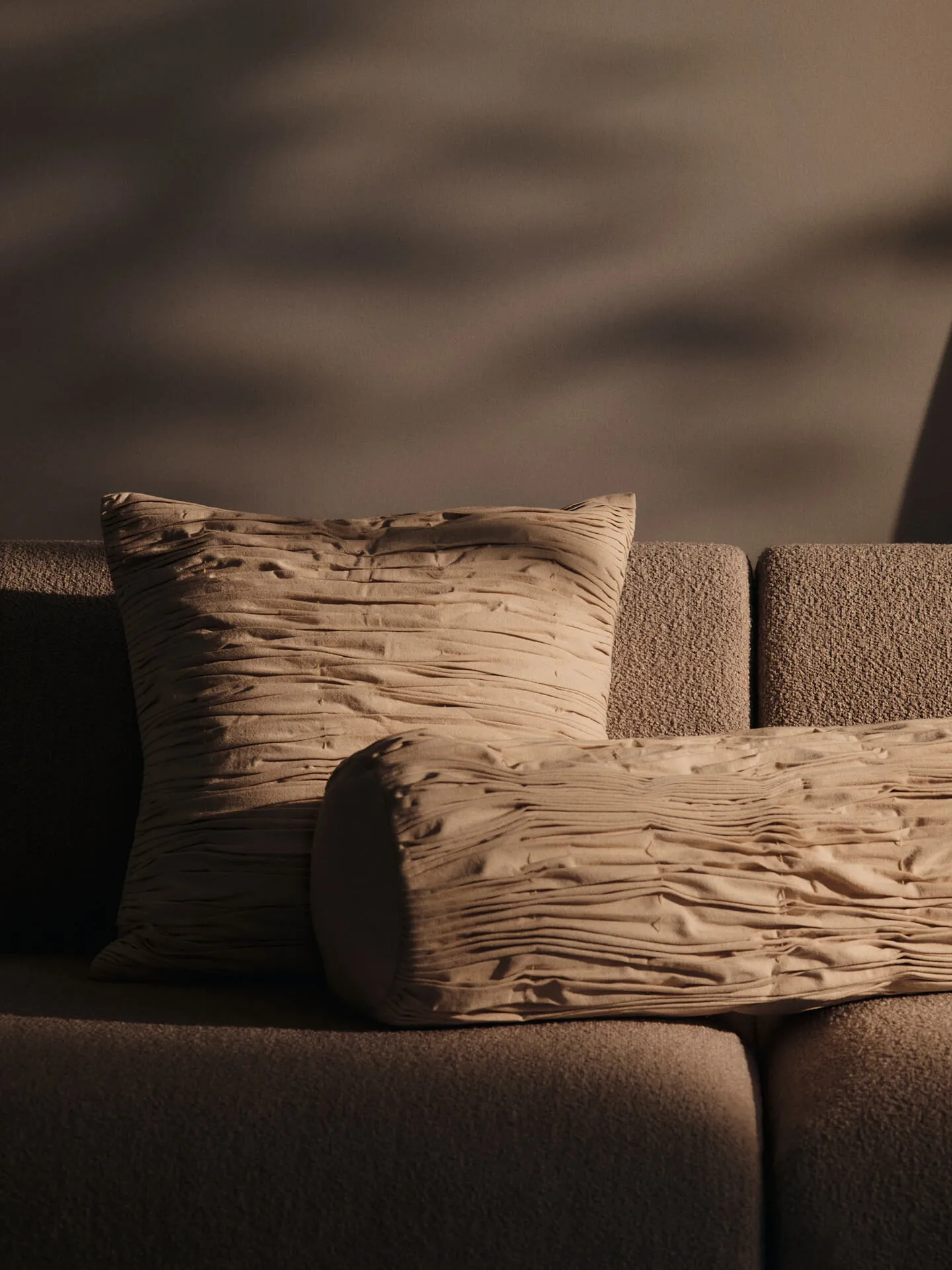 Cojín cilíndrico Falda smocked bolster, Undyed Ferm Living