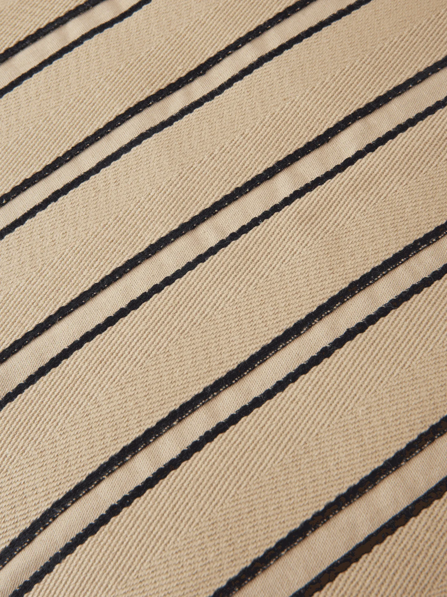 Cojín cilíndrico Twill bolster, Cashmere-black Ferm Living