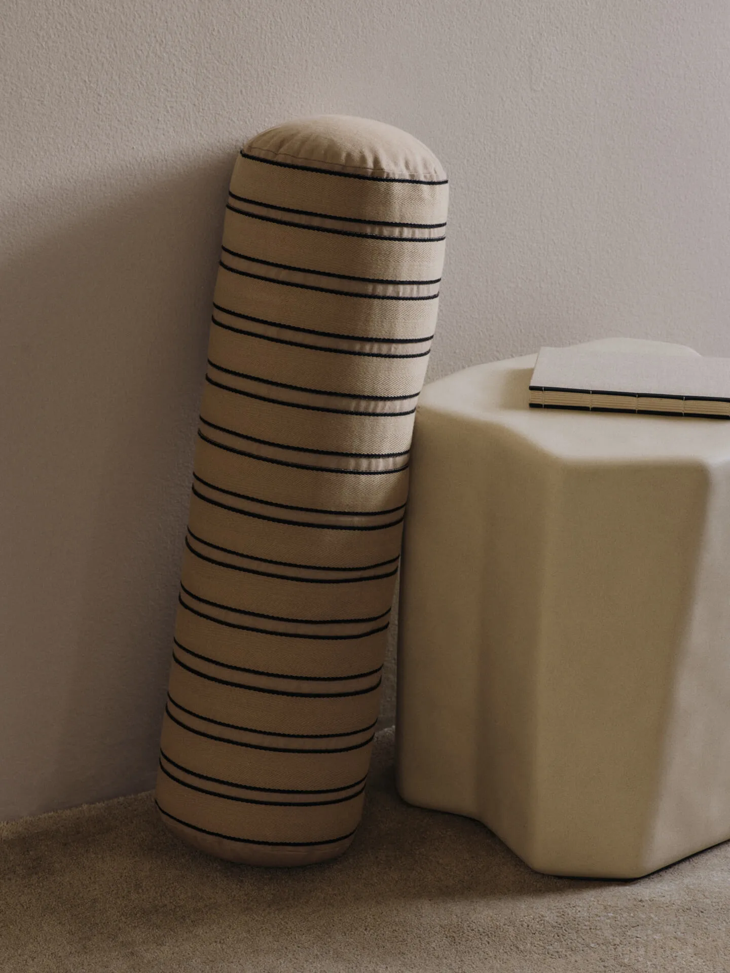 Cojín cilíndrico Twill bolster, Cashmere-black Ferm Living