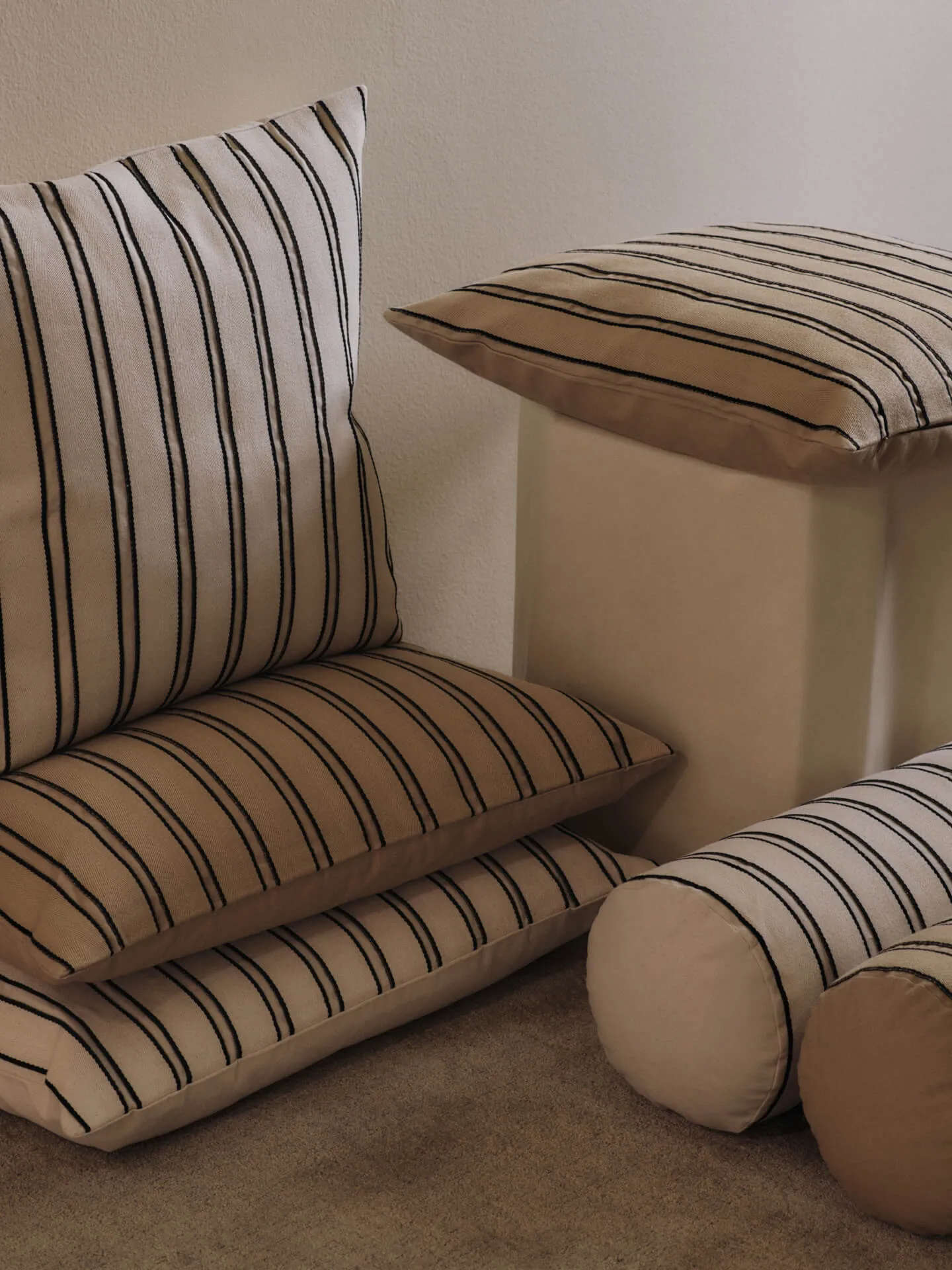 Cojín cilíndrico Twill bolster, Cashmere-black Ferm Living