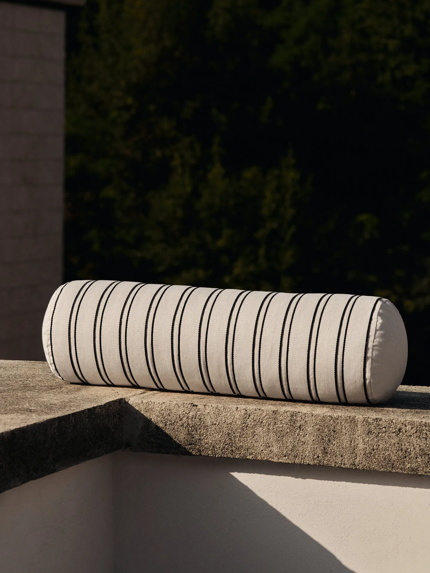 Cojín cilíndrico Twill bolster, Off-white-black Ferm Living