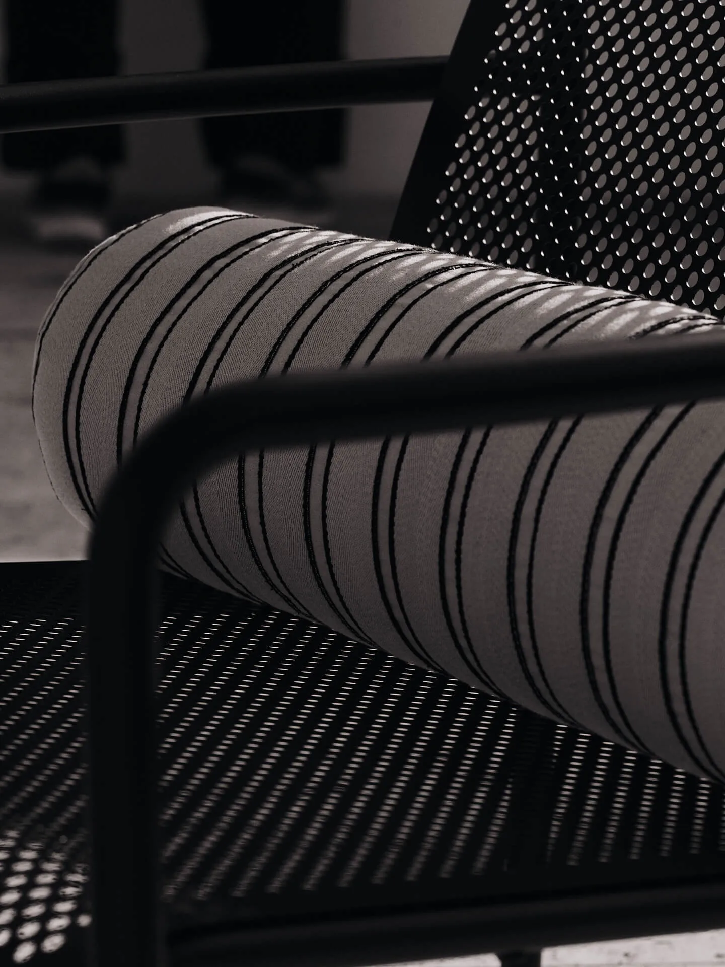 Cojín cilíndrico Twill bolster, Off-white-black Ferm Living