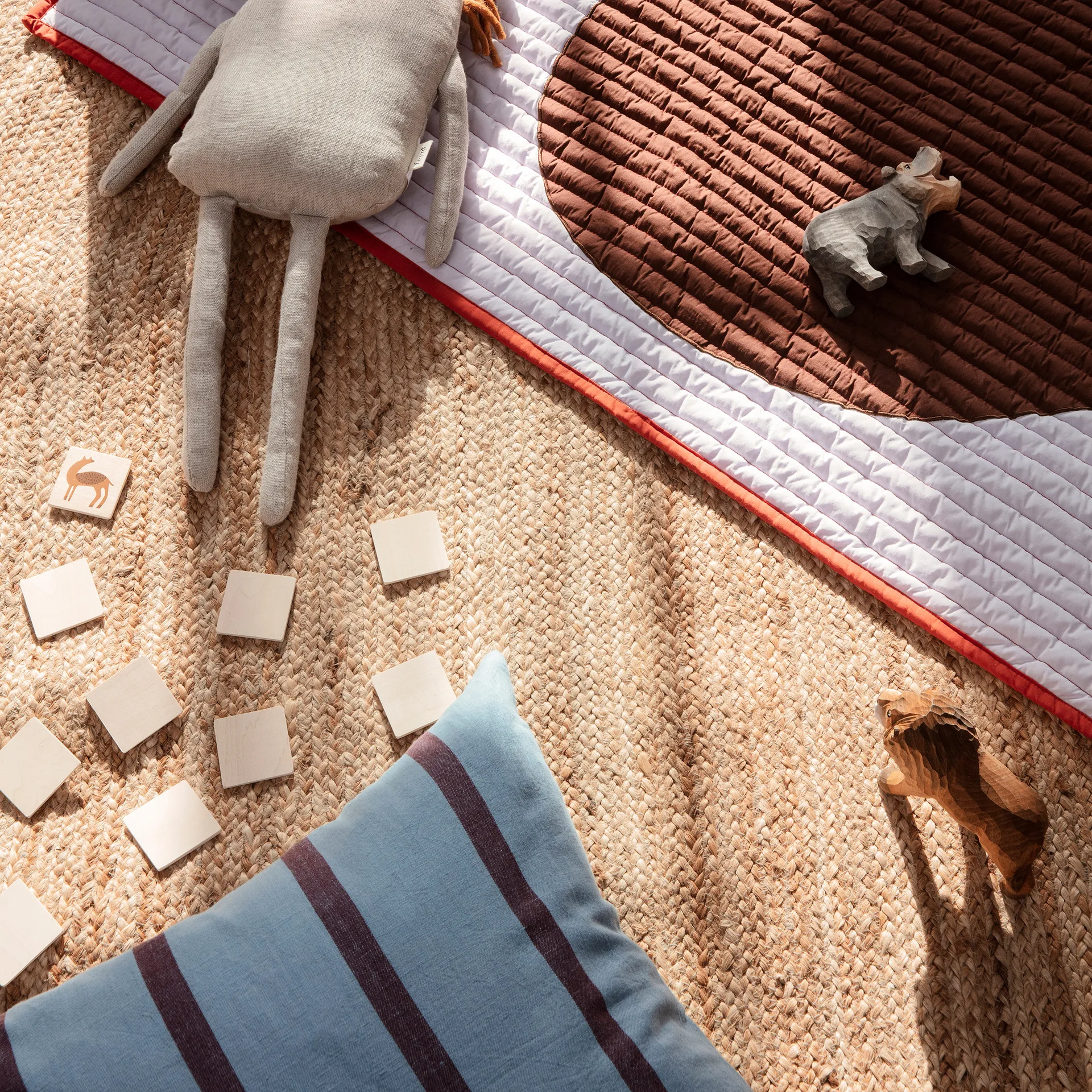 Cojín Grand 50x50 cm, Faded blue-burgundy Ferm Living