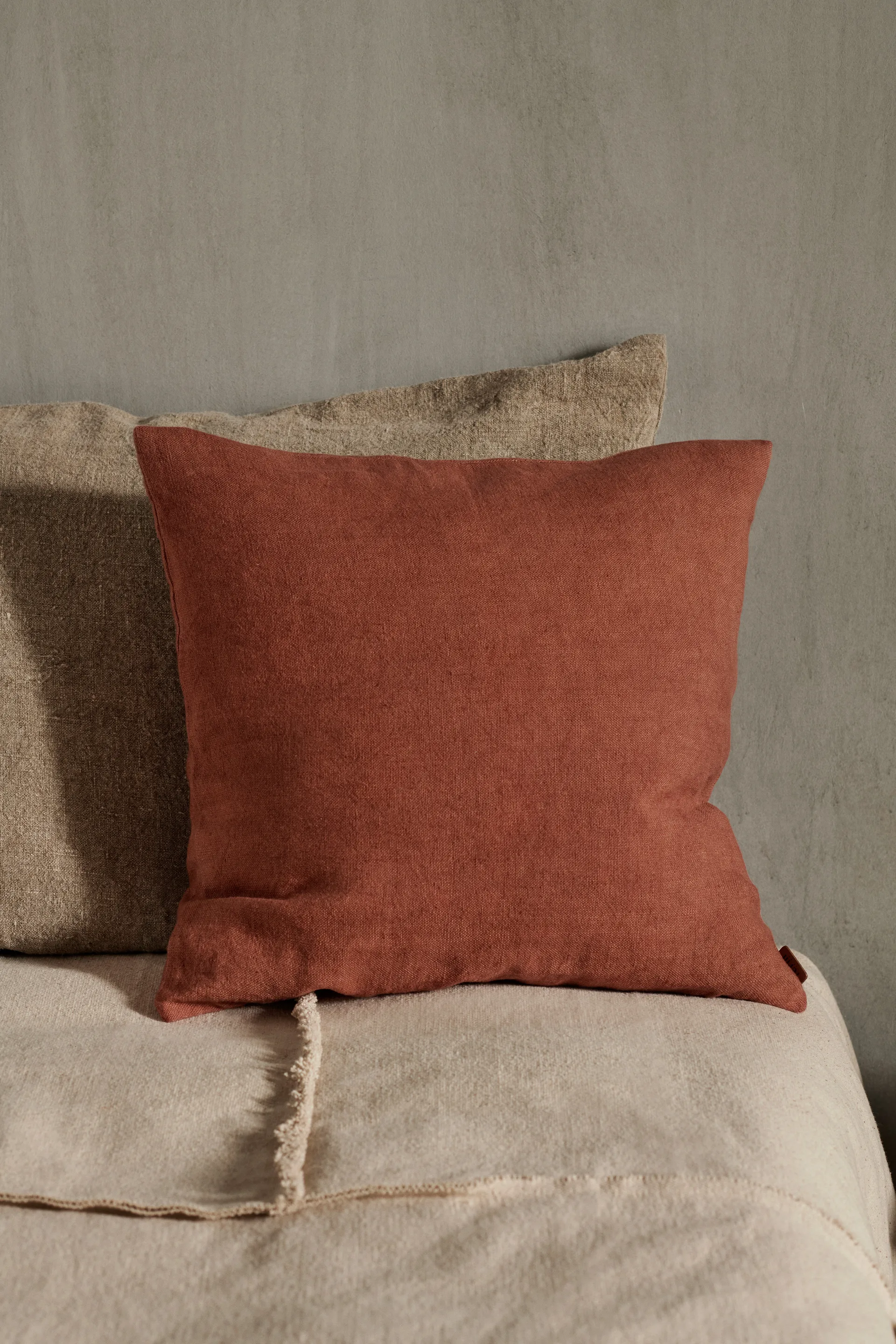 Cojín Heavy Linen 50x50 cm, Berry Red Ferm Living