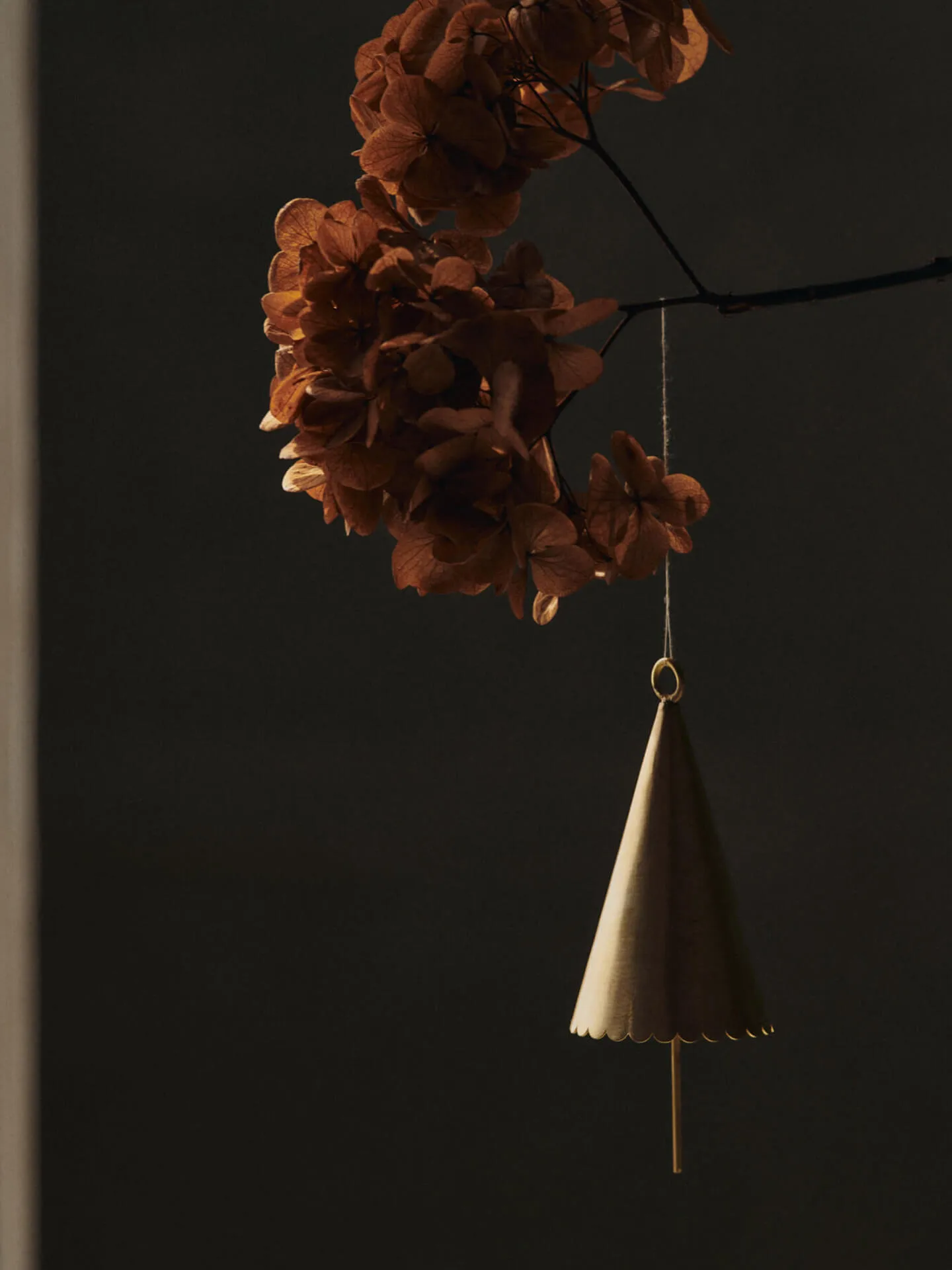 Colgante decorativo Cone bell, 2-pack, Brass Ferm Living