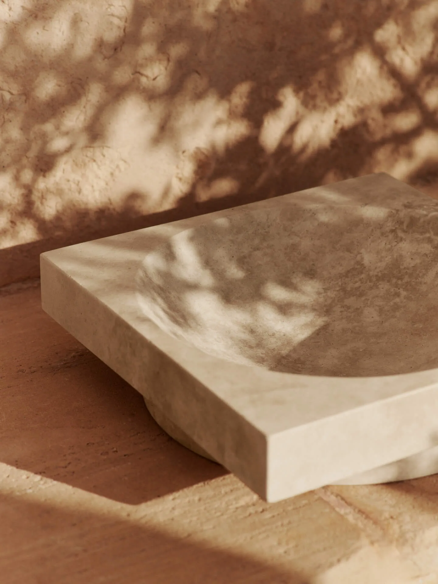 Cuenco decorativo Hew bajo, Travertine Ferm Living