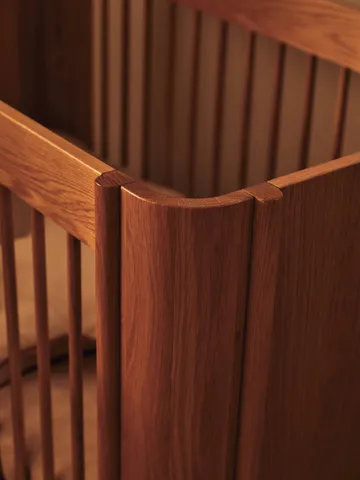 Cuna de bebé Tilu - Natural oak, 129x68,5x80 cm - Ferm Living