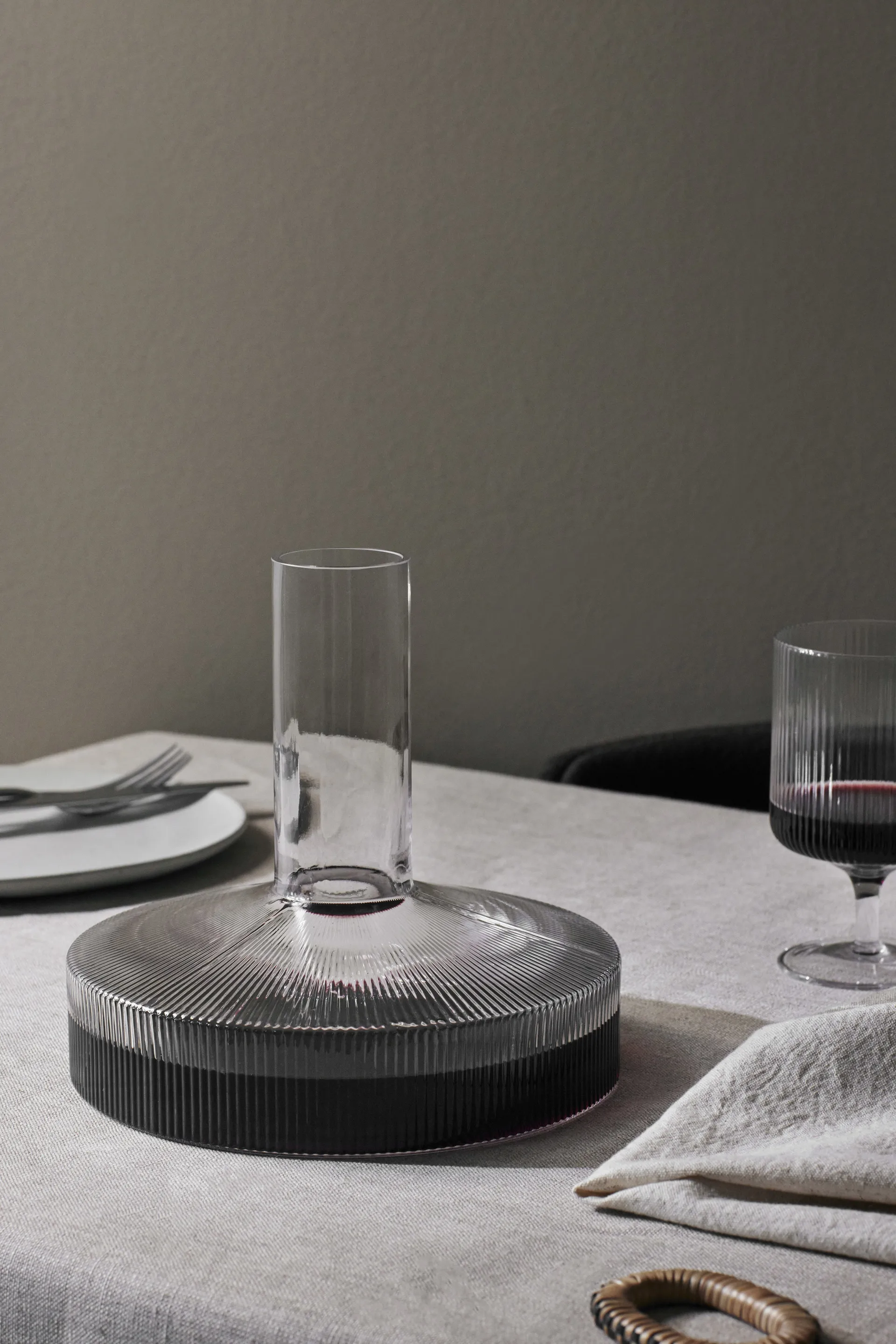 Decantador de vino Ripple, Gris ahumado Ferm Living