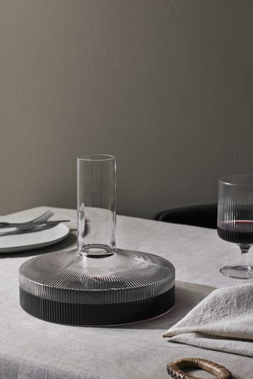 Decantador de vino Ripple - Gris ahumado - Ferm Living