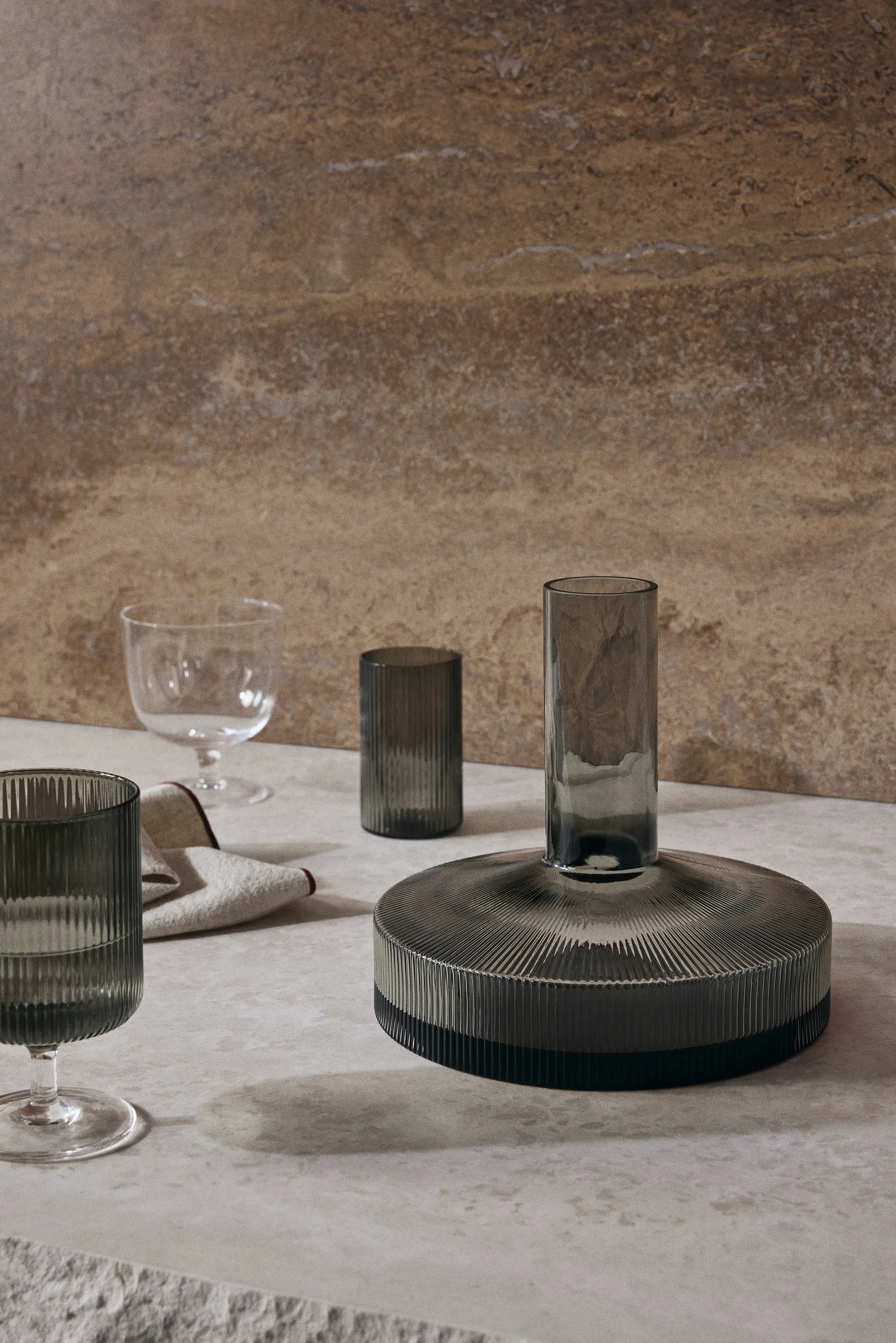 Decantador de vino Ripple, Gris ahumado Ferm Living