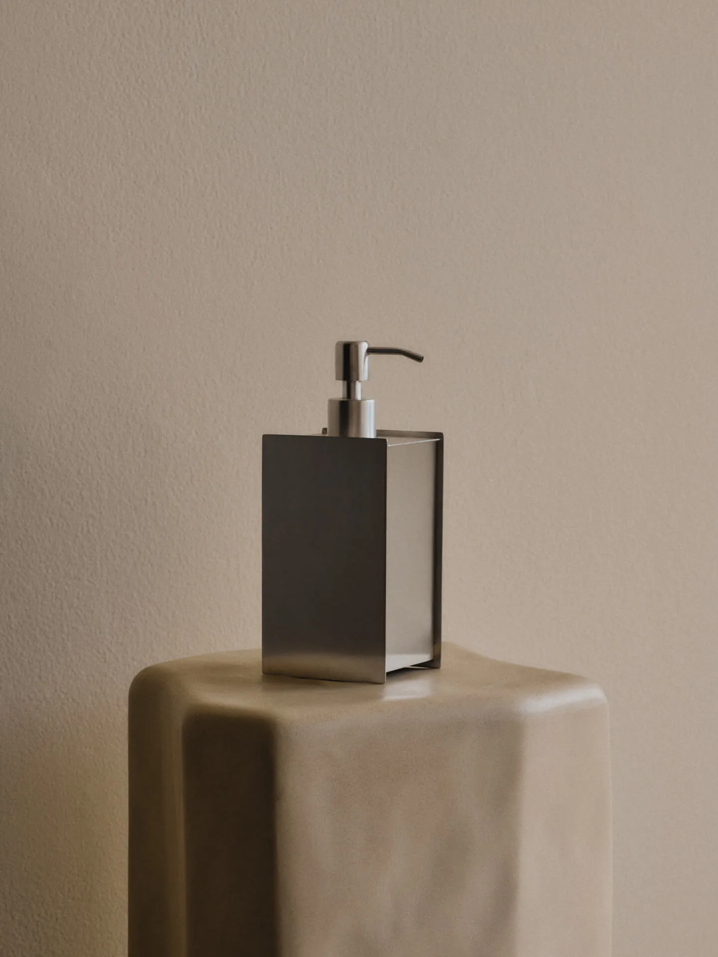 Dispensador de jabón Sama, Brushed stainless steel Ferm Living