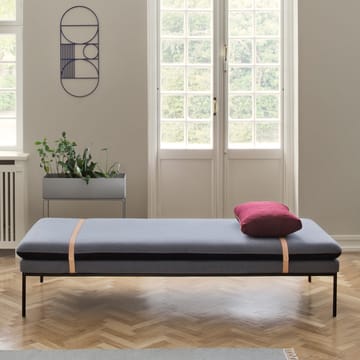 Diván Turn - Tela fiord by kvadrat dark blue, base negra - Ferm Living