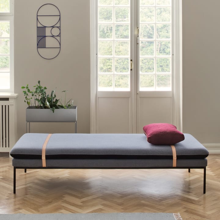 Diván Turn, Tela fiord by kvadrat dark blue, base negra Ferm Living