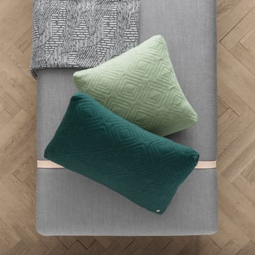 Diván Turn - Tela fiord by kvadrat dark grey, base negra - ferm LIVING