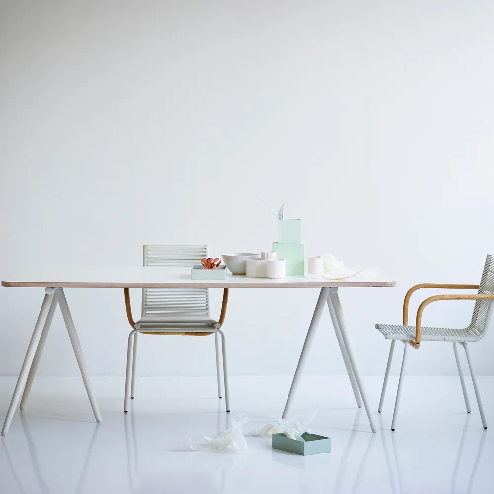Diván Turn, Tela fiord by kvadrat dark grey, base negra Ferm Living