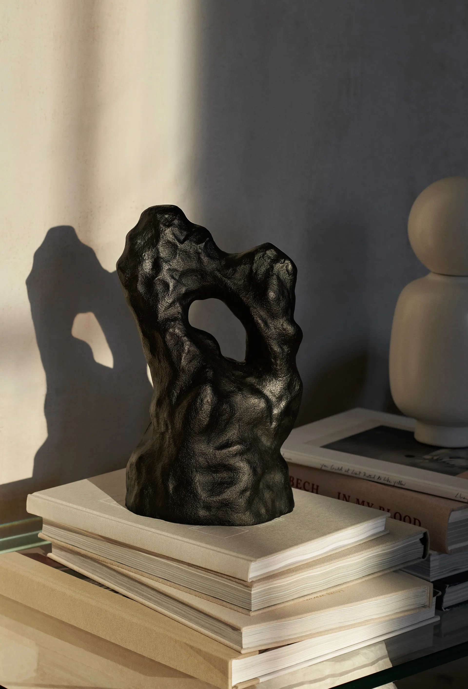 Escultura Grotto, Blackened Aluminium Ferm Living