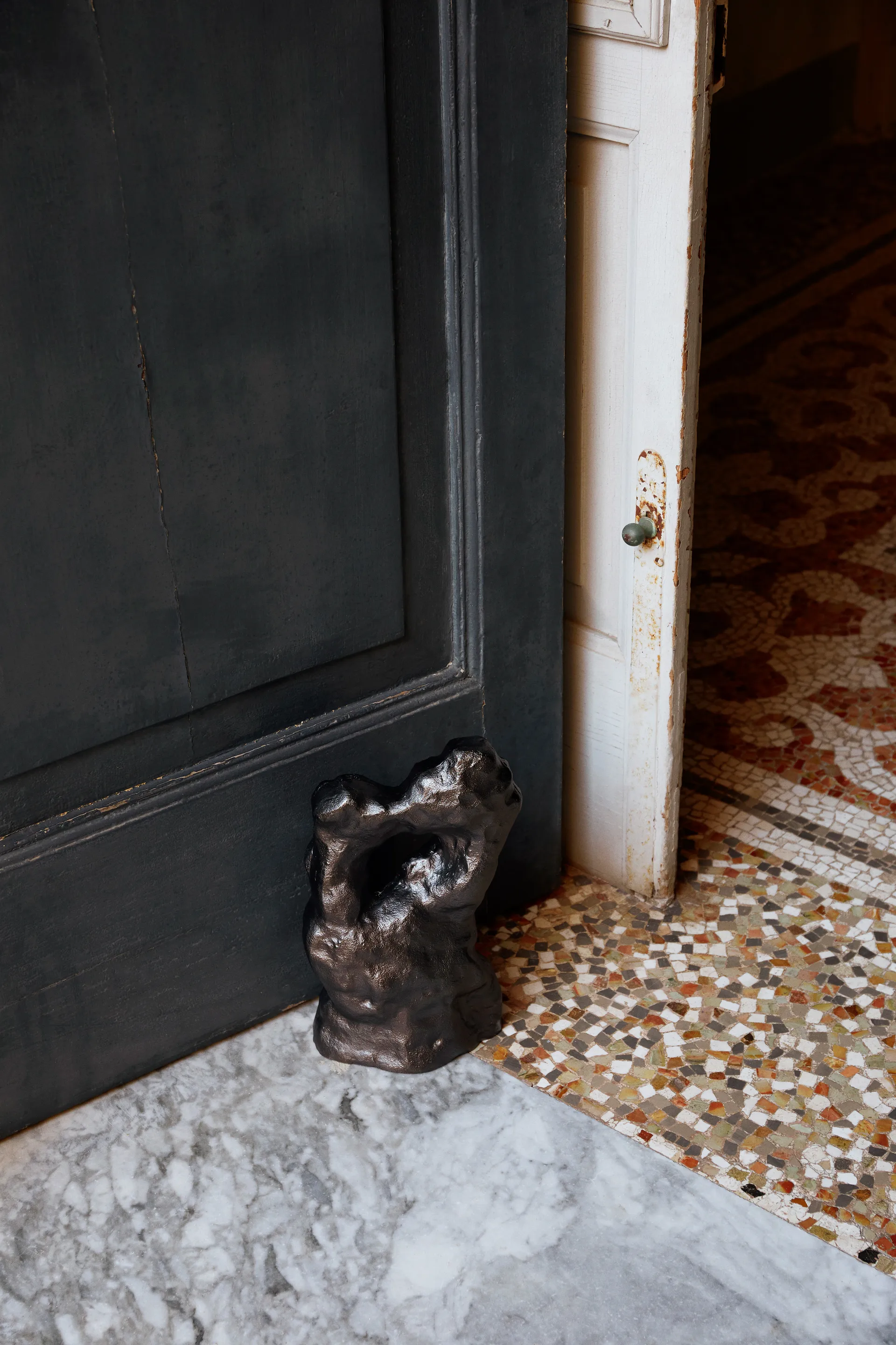 Escultura Grotto, Blackened Aluminium Ferm Living