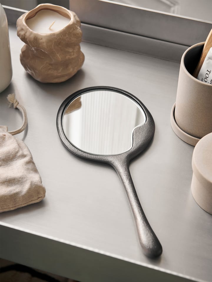 Espejo de mano Lava, Aluminio ennegrecido Ferm Living