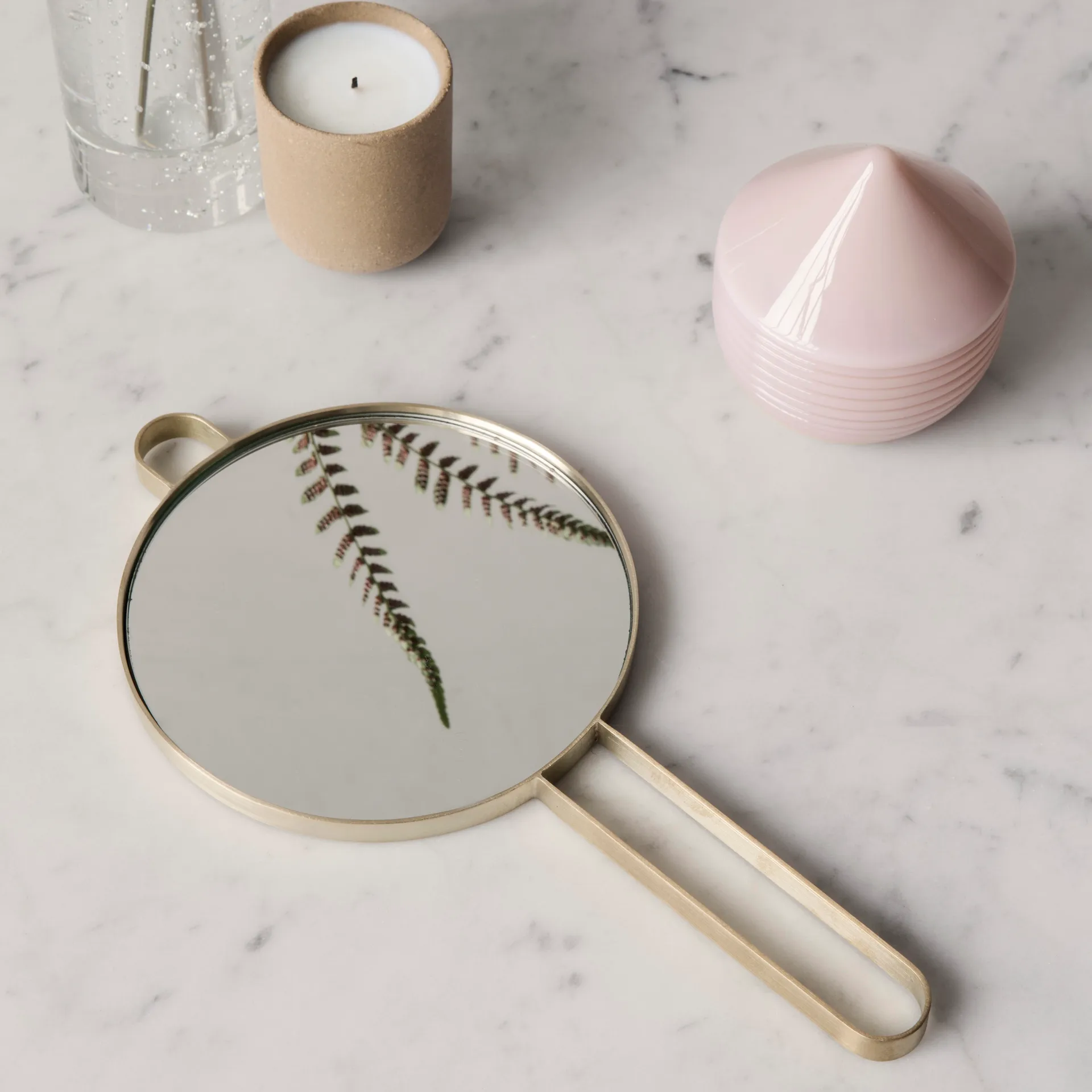Espejo de mano Poise, latón Ferm Living