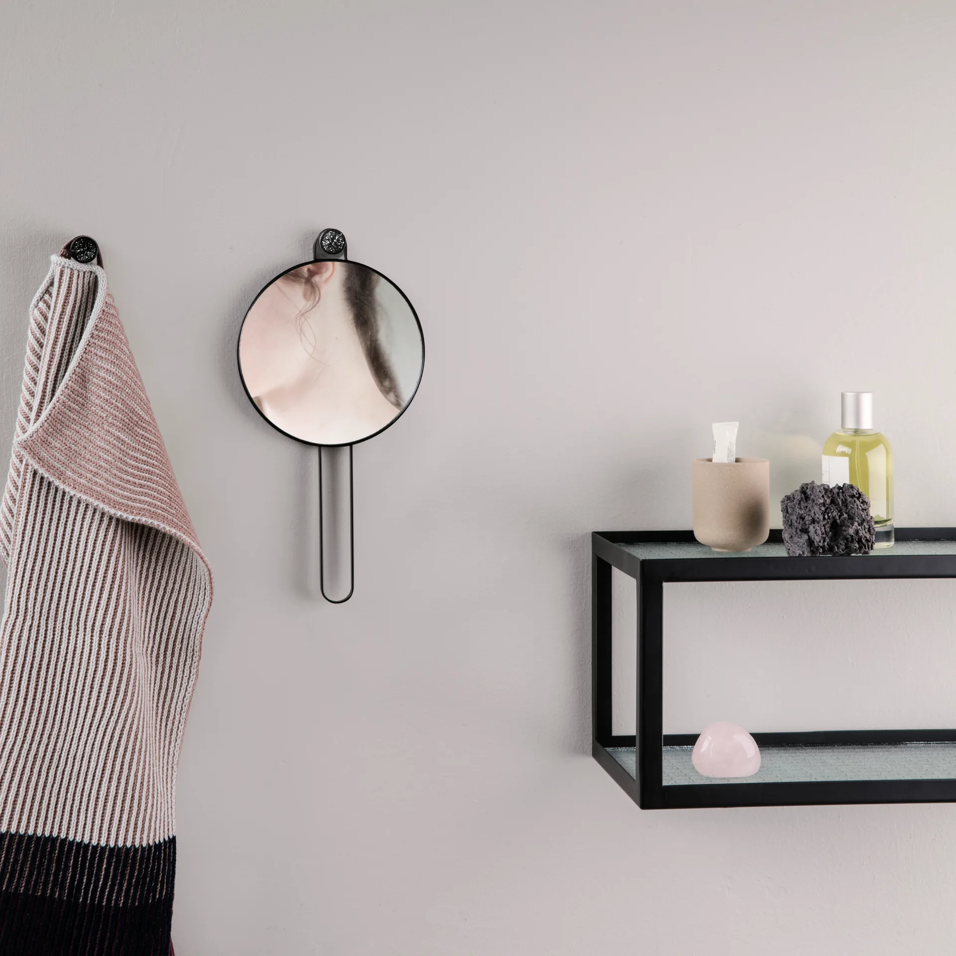 Espejo de mano Poise, negro Ferm Living
