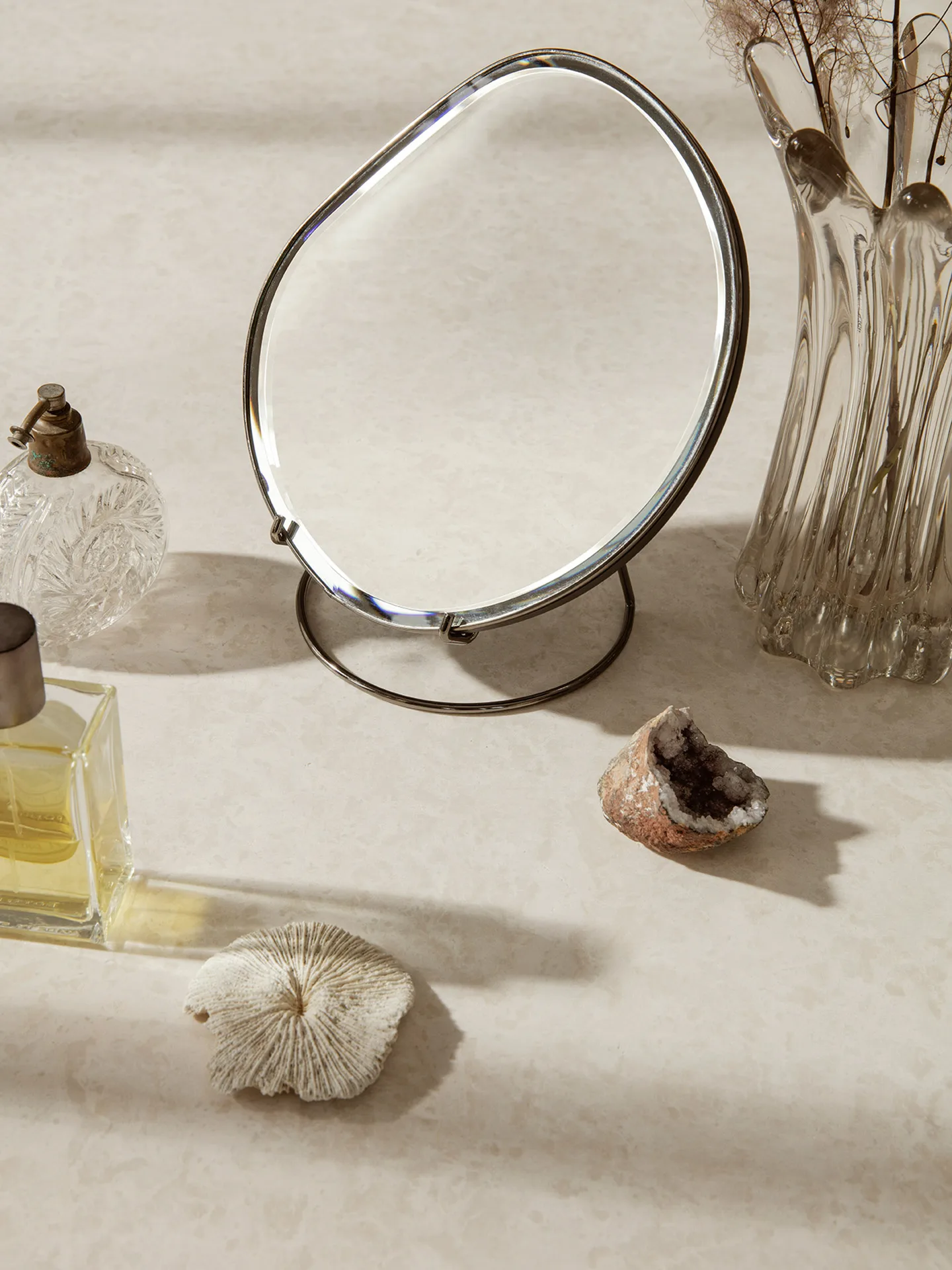 Espejo de mesa Pond, Dark chrome Ferm Living