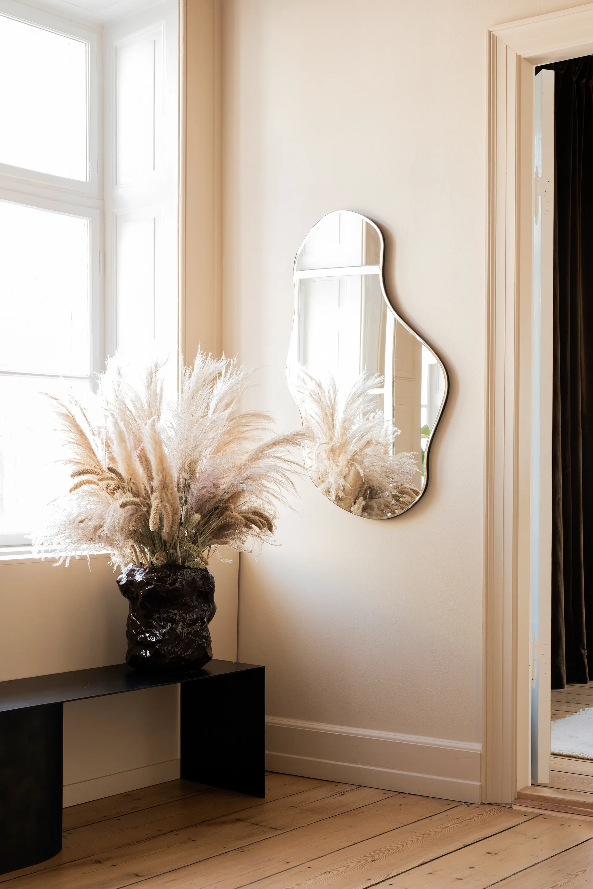 Espejo Pond large, Dark chrome Ferm Living