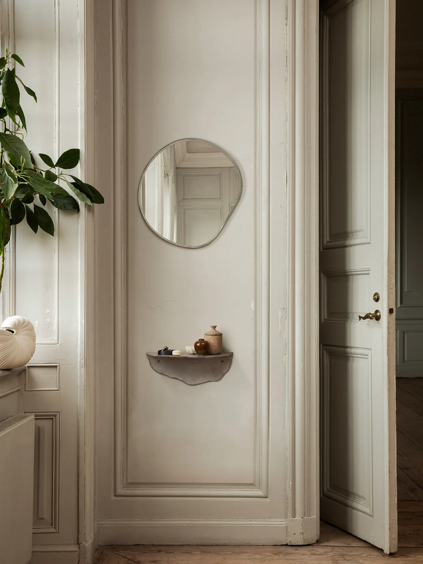 Espejo Pond, Small dark chrome Ferm Living