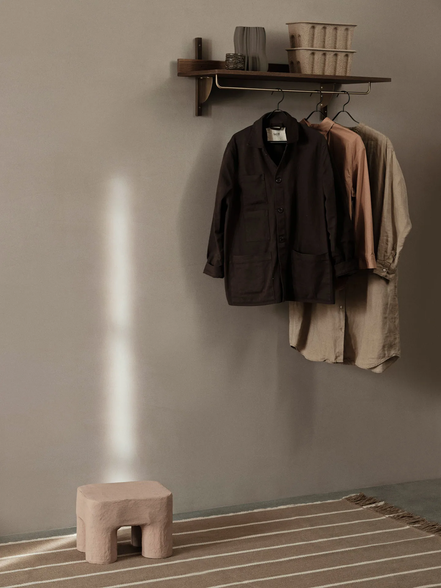 Estante con barra Sector 37 x 87 cm, Smoked Oak, brass Ferm Living